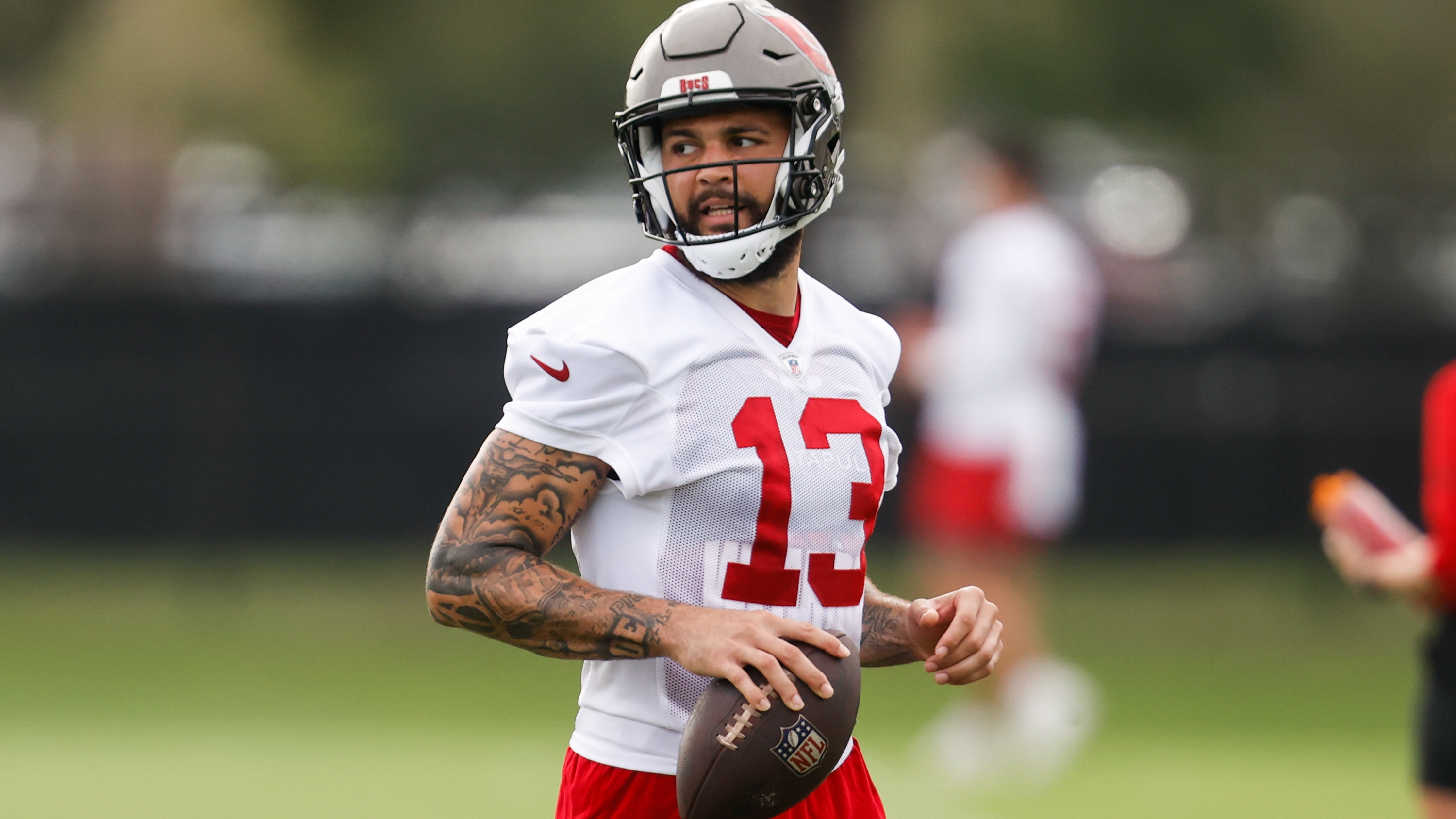 Buccaneers WR Mike Evans keeping focus on field with extension