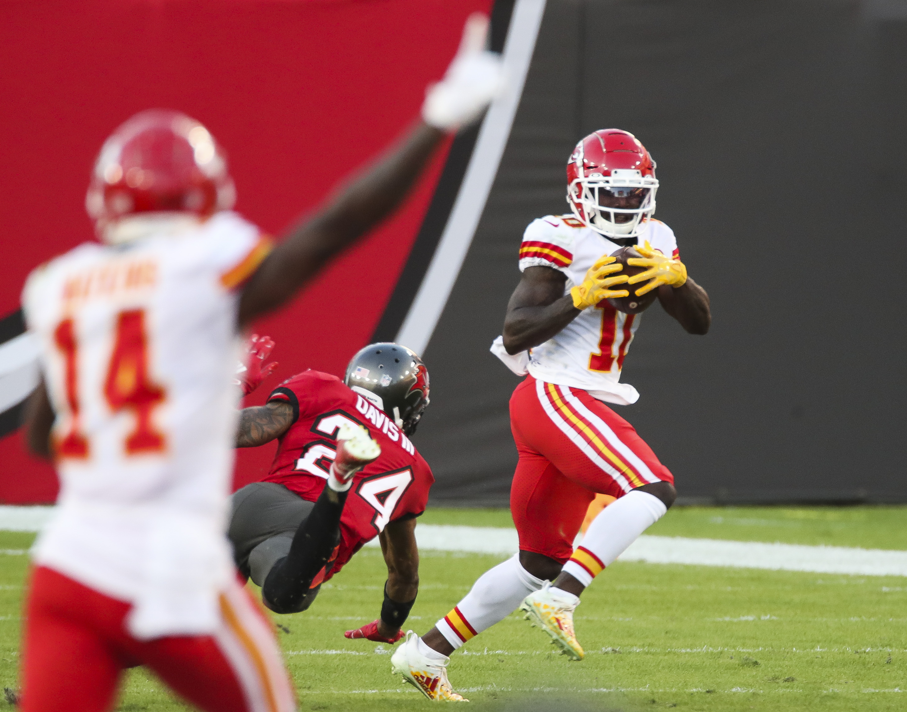 Notebook: Tyreek Hill Explodes for 269 Yards, Three Scores in Chiefs 27-24  Win Over Bucs - Chiefs Digest