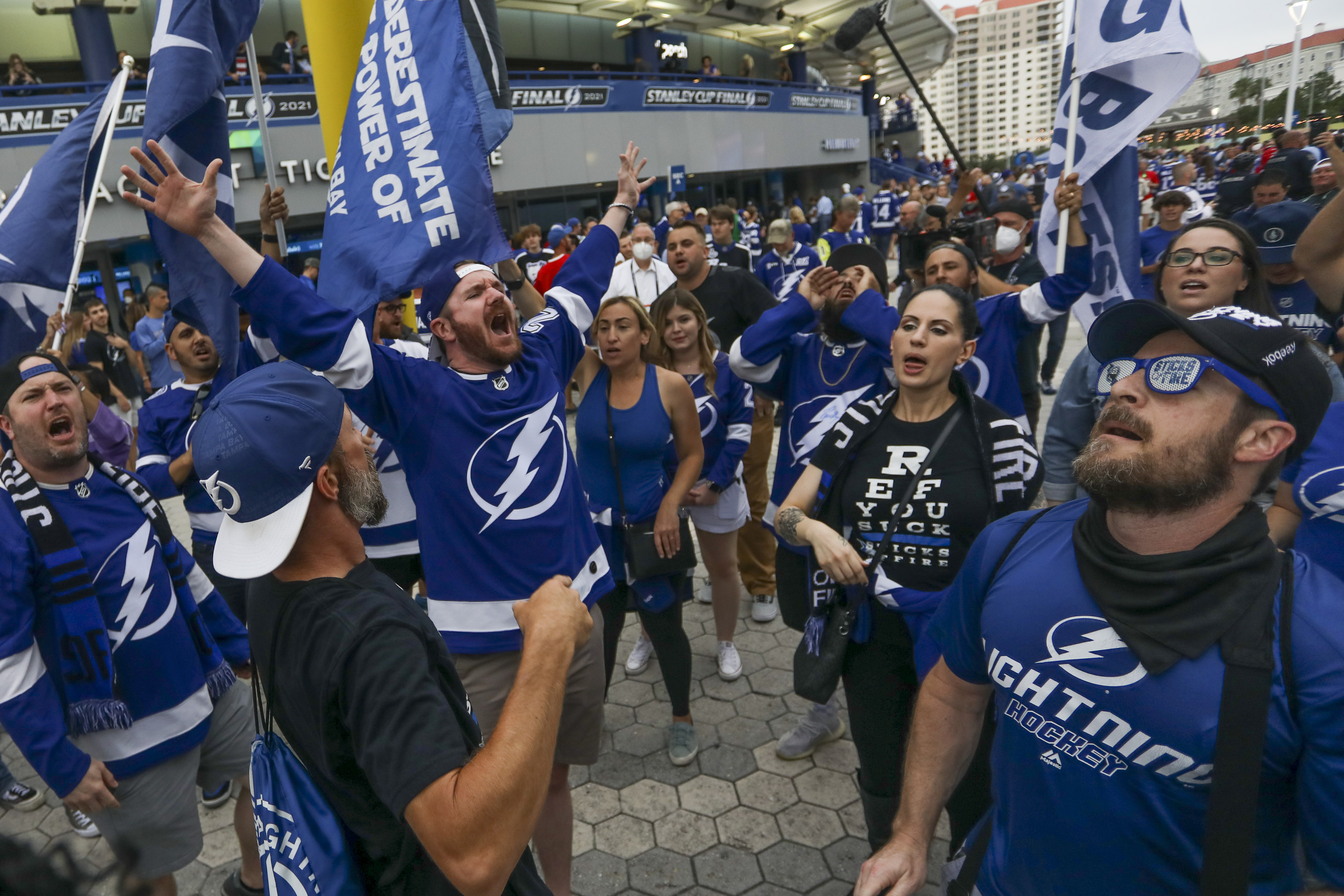 Lightning: Nikita Kucherov without shirt rips Canadiens fans after Cup