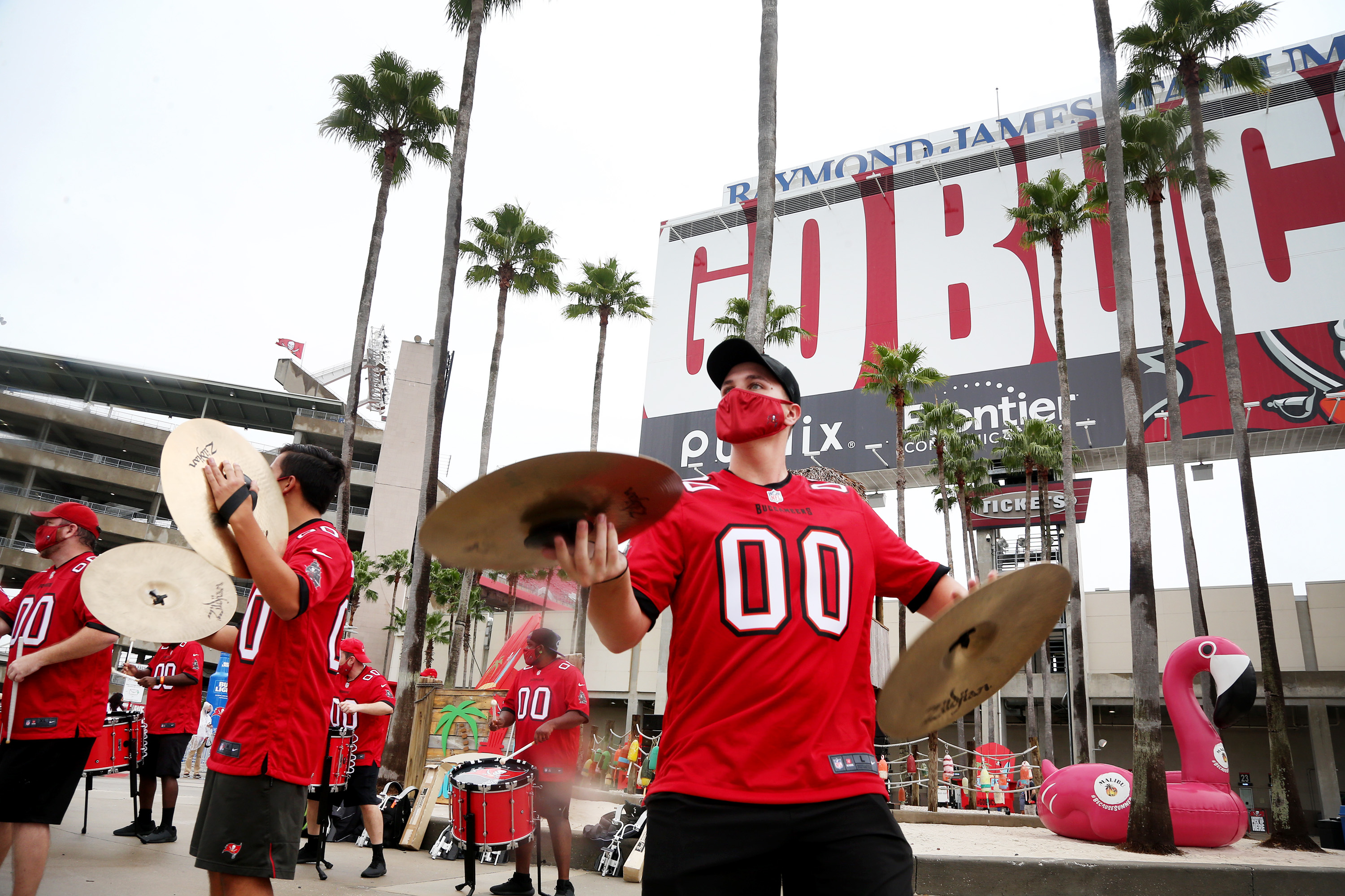 Brady throws for 5 TDs, Bucs rally to beat Chargers 38-31