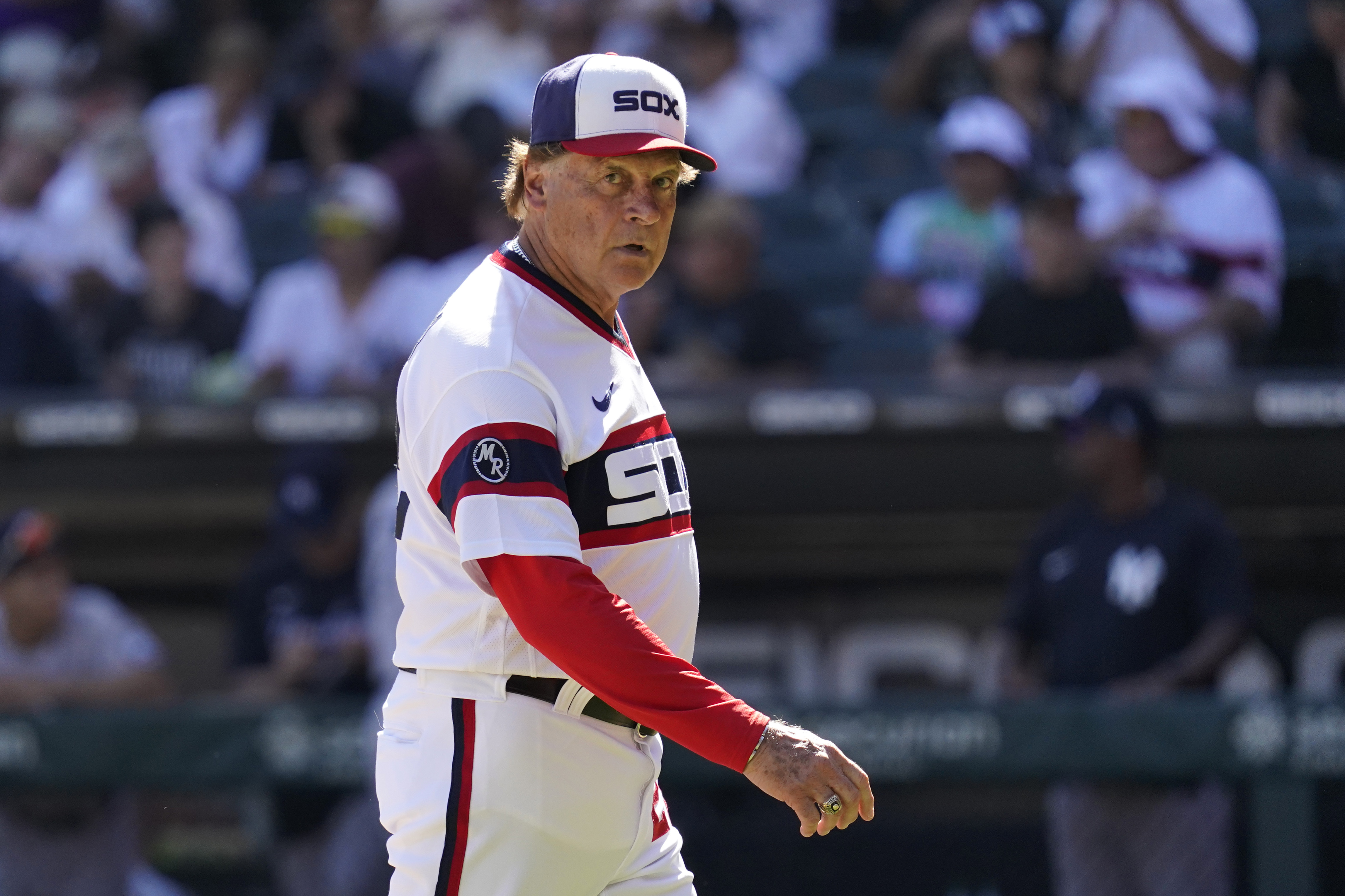 Tony La Russa dragged after he dozes off in White Sox dugout