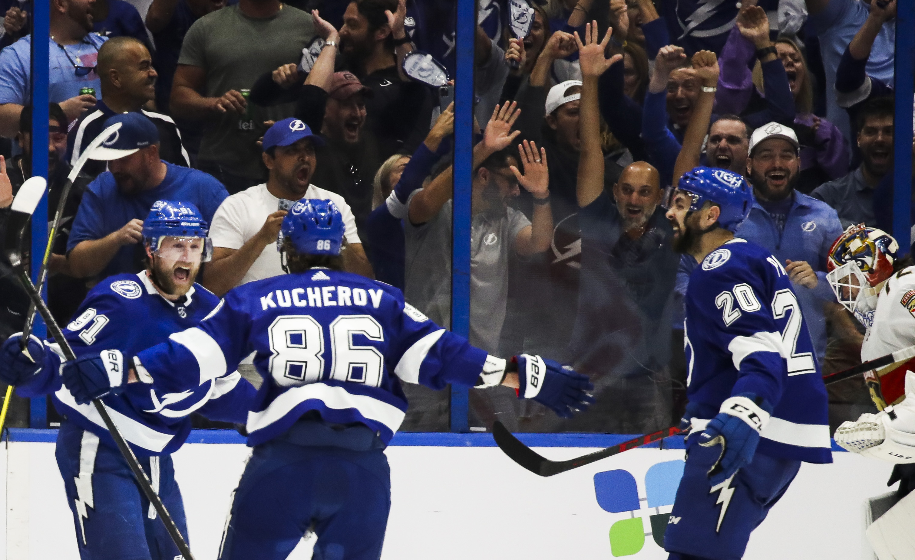 Drunken Tampa fan throws Vasilevskiy jersey on ice because of bad team play