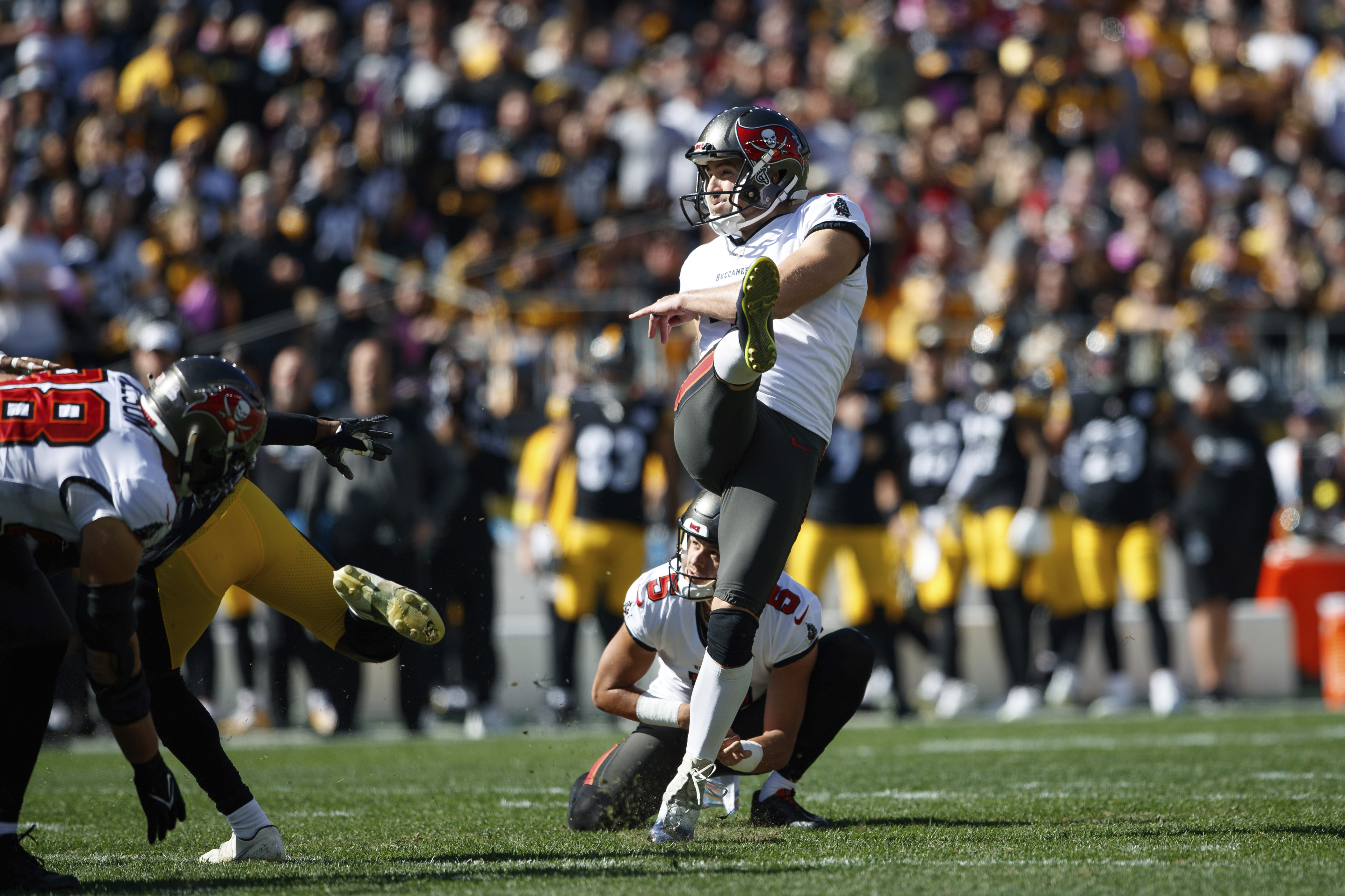 NFL on X: FINAL: @Steelers upset the Bucs in Week 6! #TBvsPIT