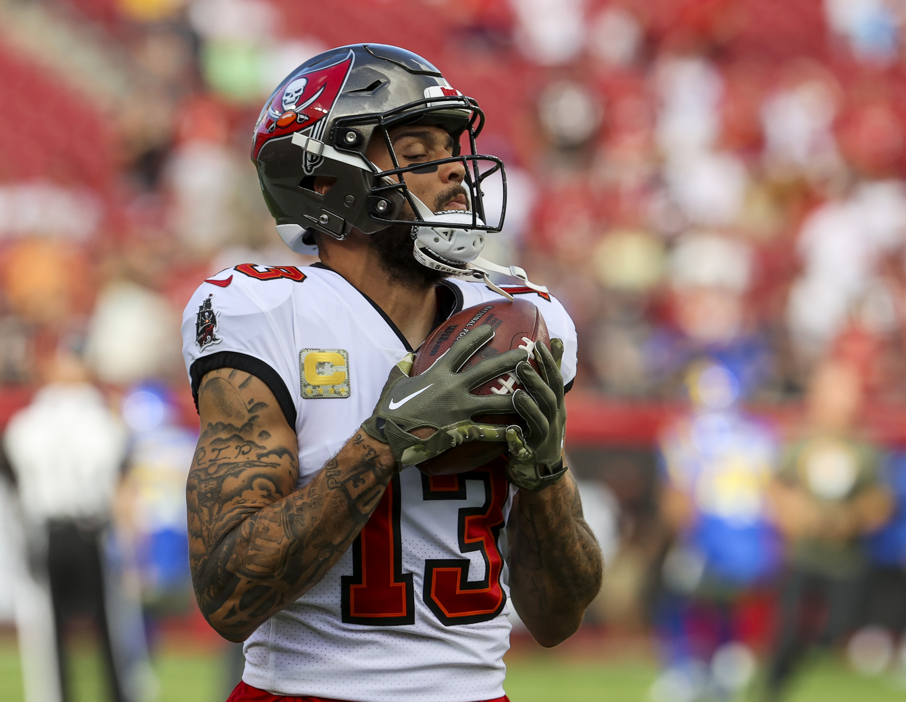 Bucs blow 10-point lead, lose to Rams 37-32 in home opener