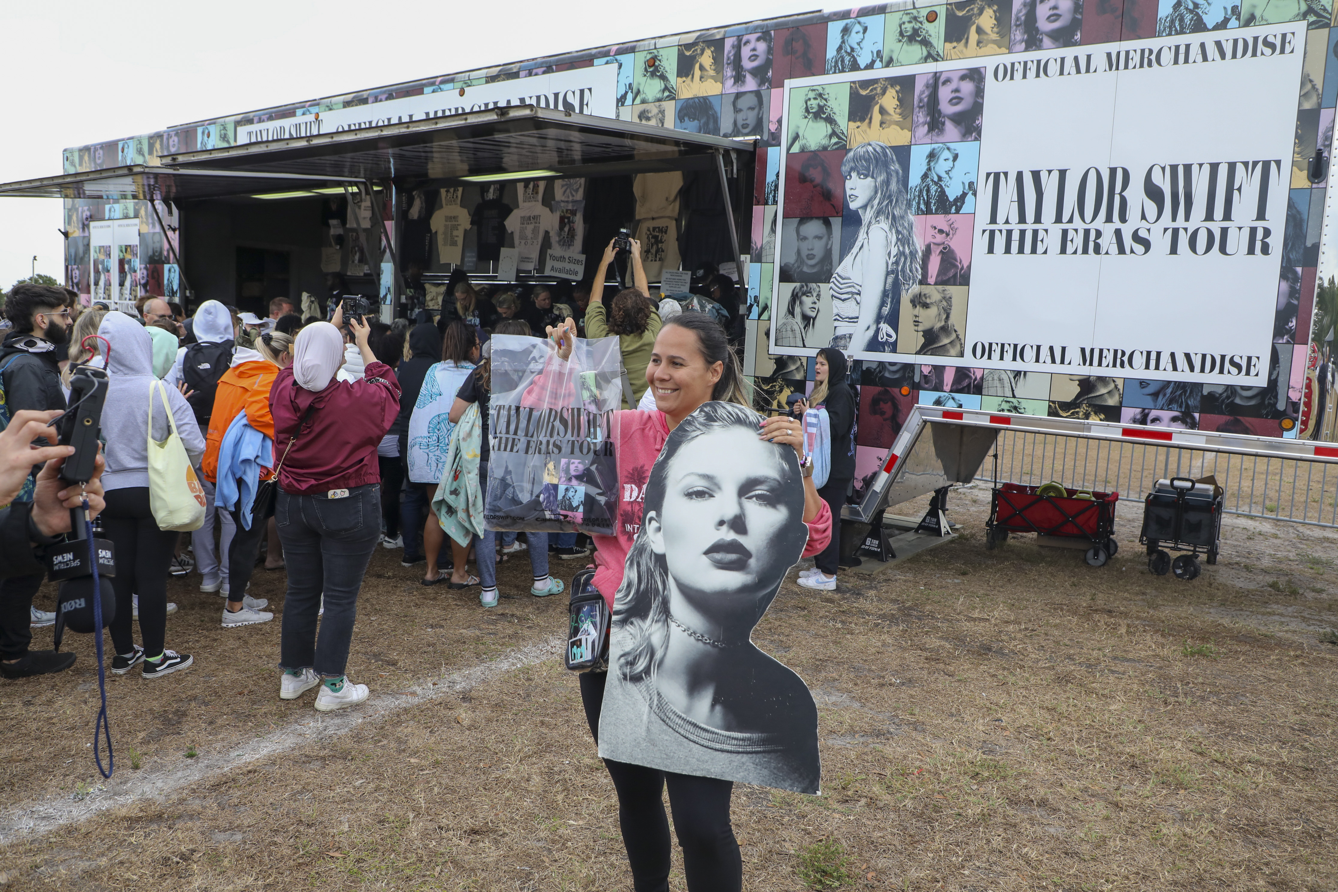 Taylor Swift merchandise truck arrives in Tampa to long line of fans