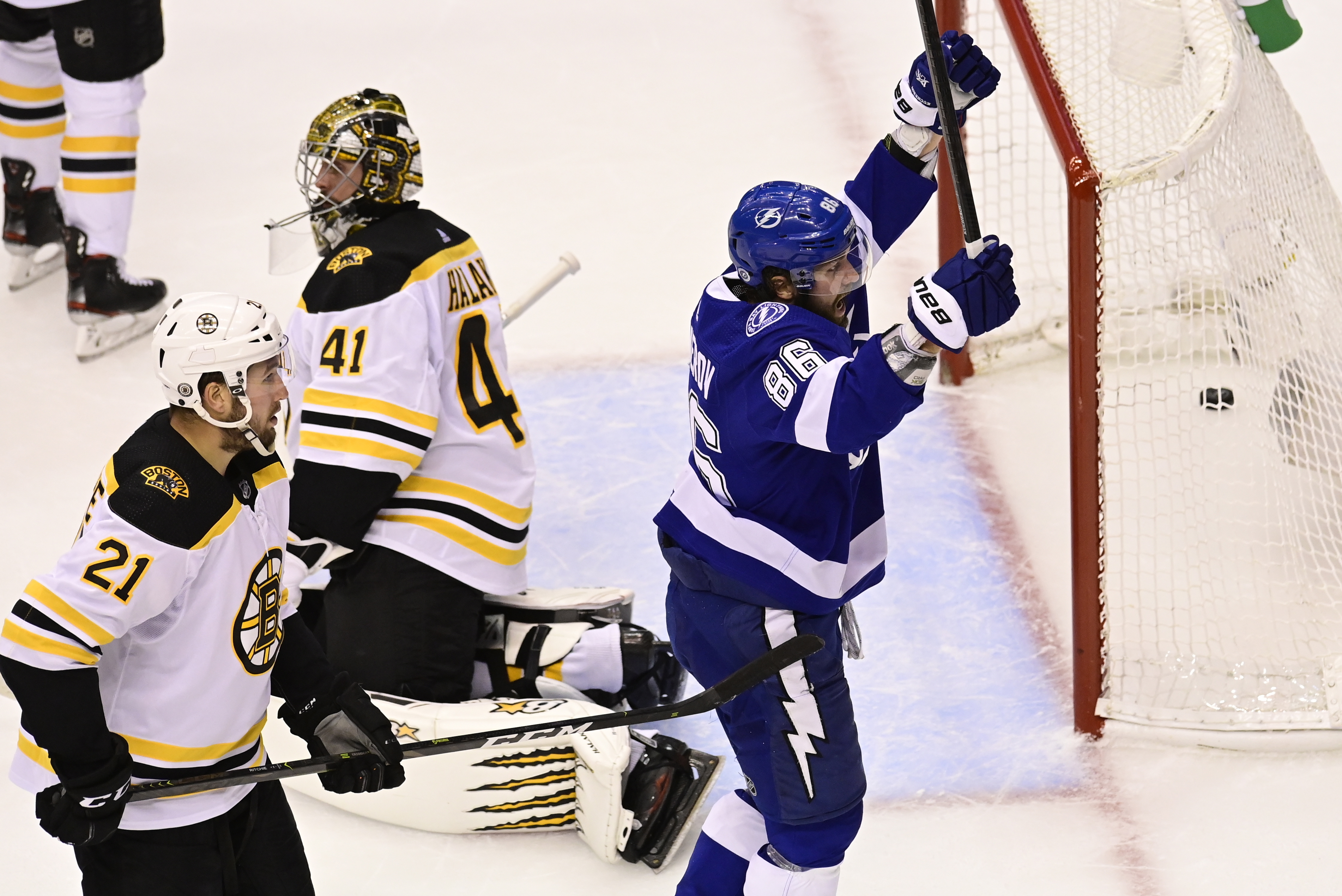 Goalie Jaroslav Halak set to move on, leaving Bruins' net even