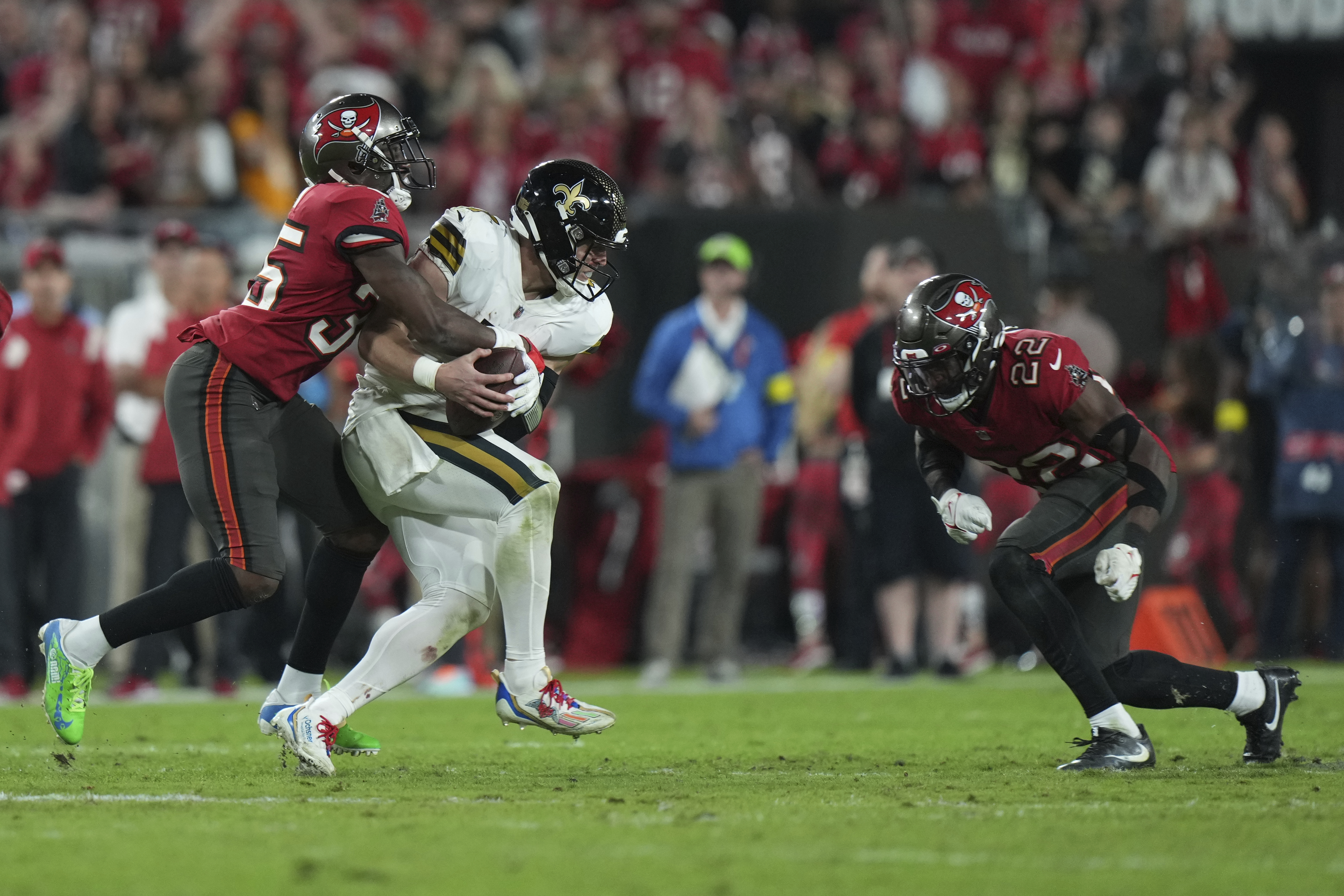 Tampa Bay Buccaneers safety Keanu Neal (22) lines up during the