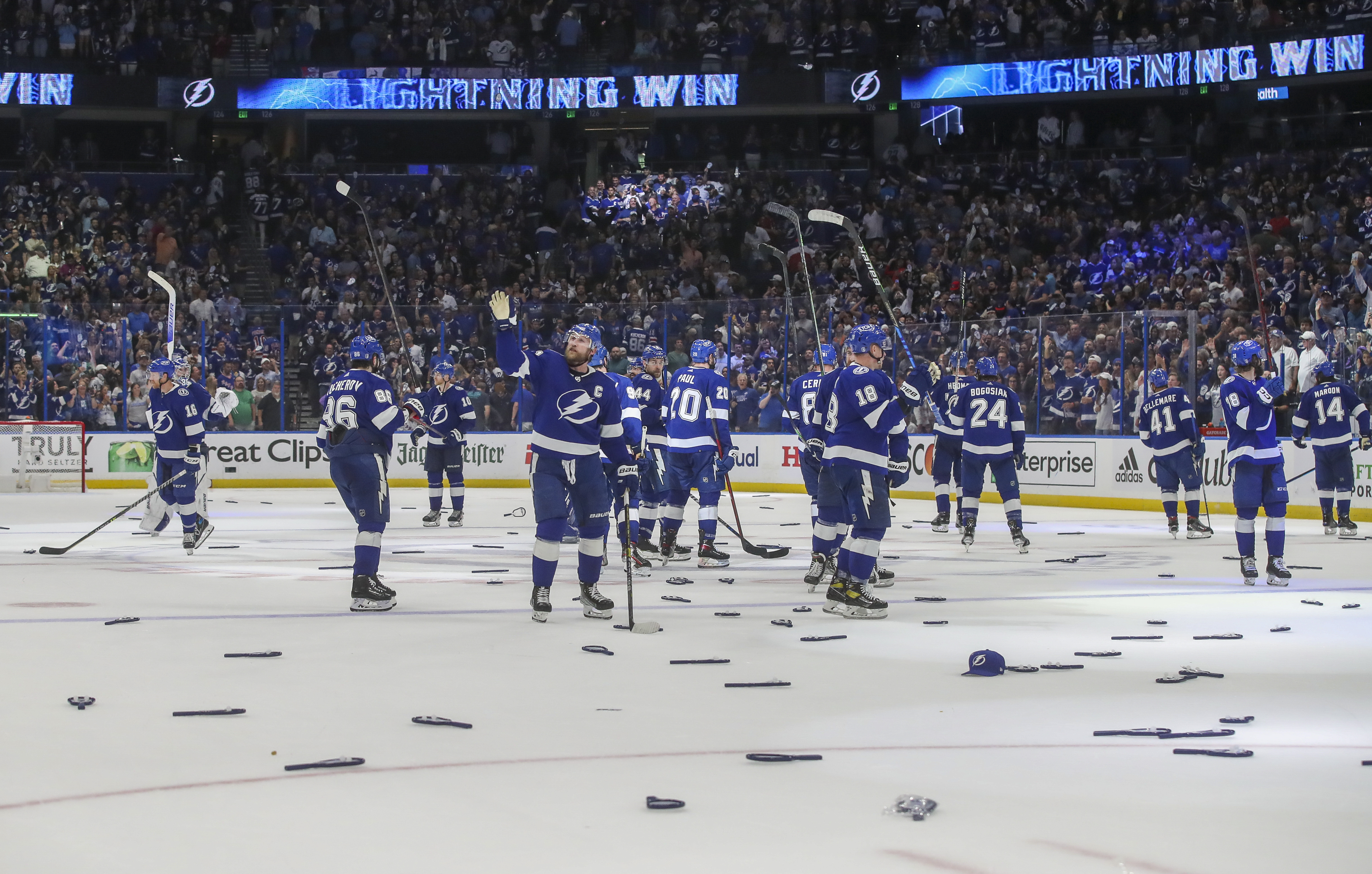 Hedman ignites 3-goal third, Lightning beat New Jersey 6-3.