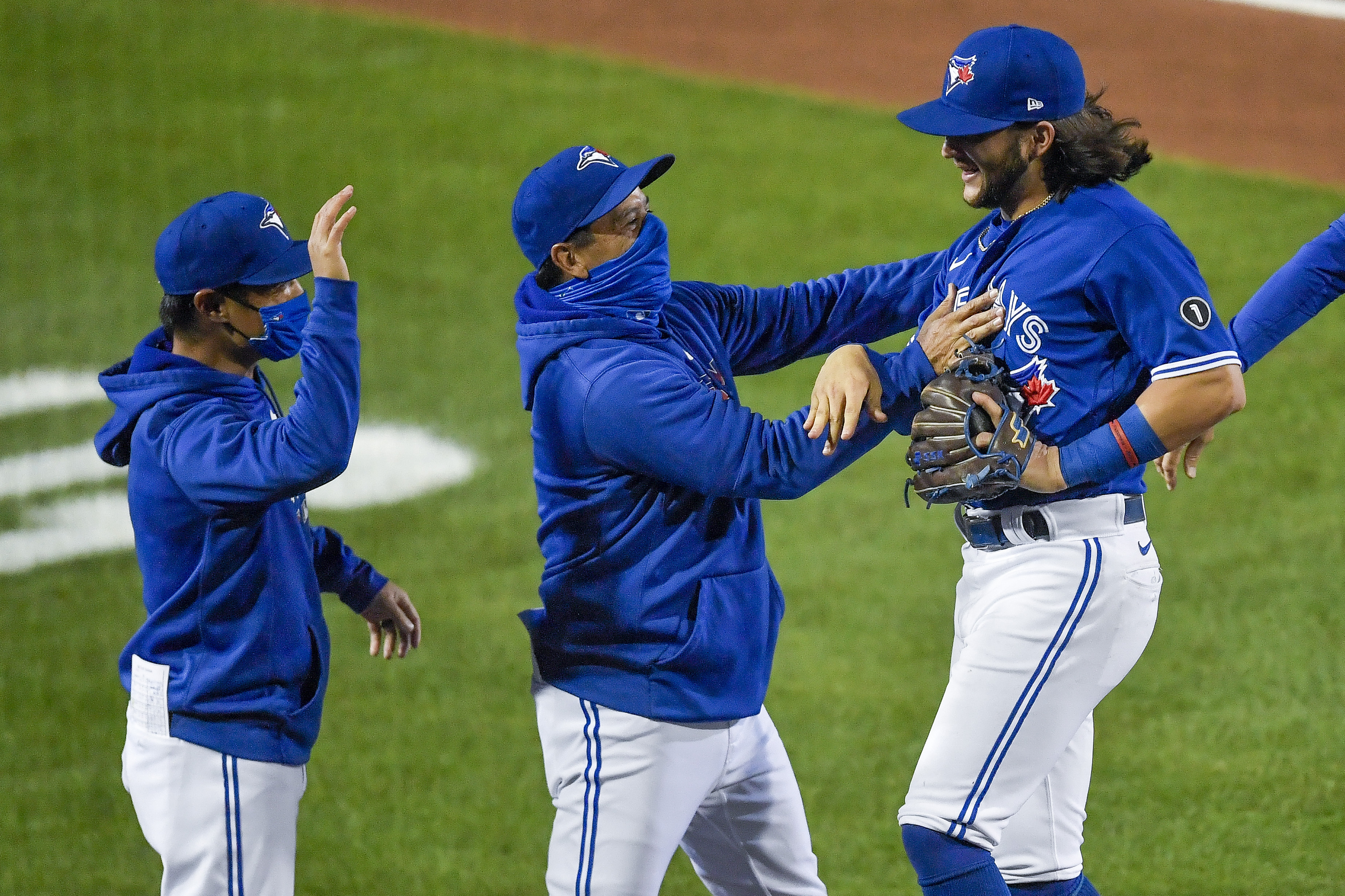 Kevin Kiermaier surprises young Blue Jays fan with gloves! 