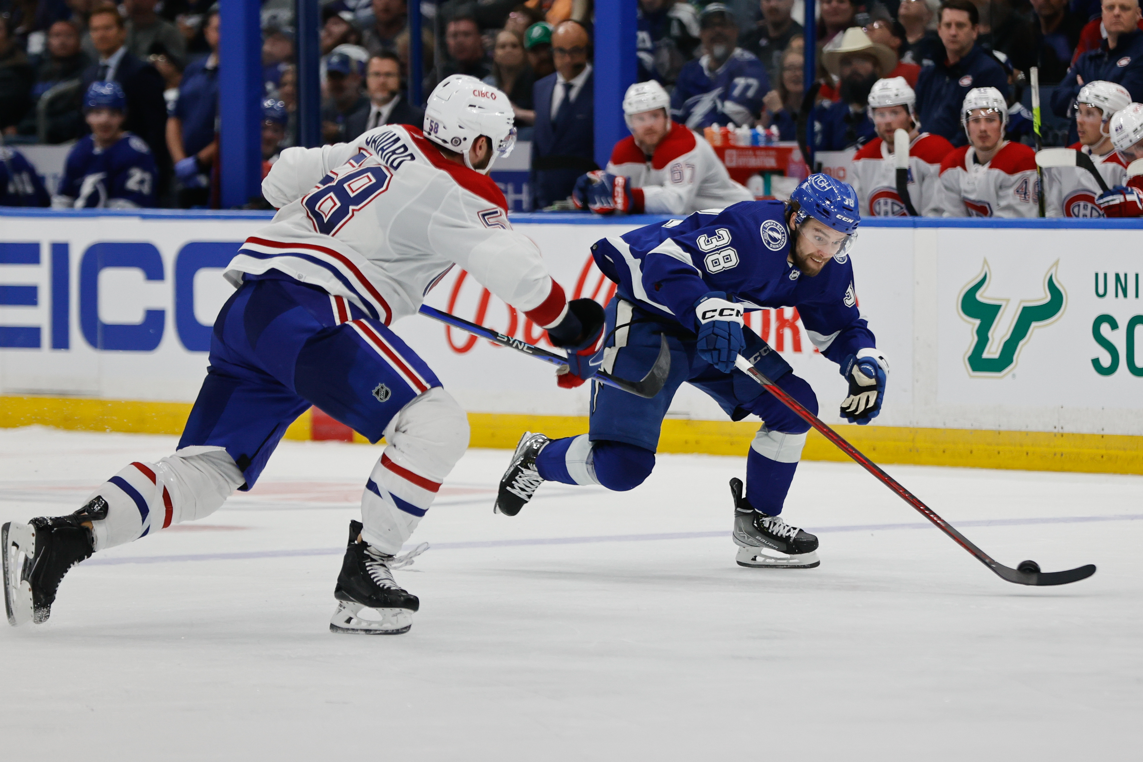 Brandon Hagel has hat trick, Lightning beat Canadiens 5-3