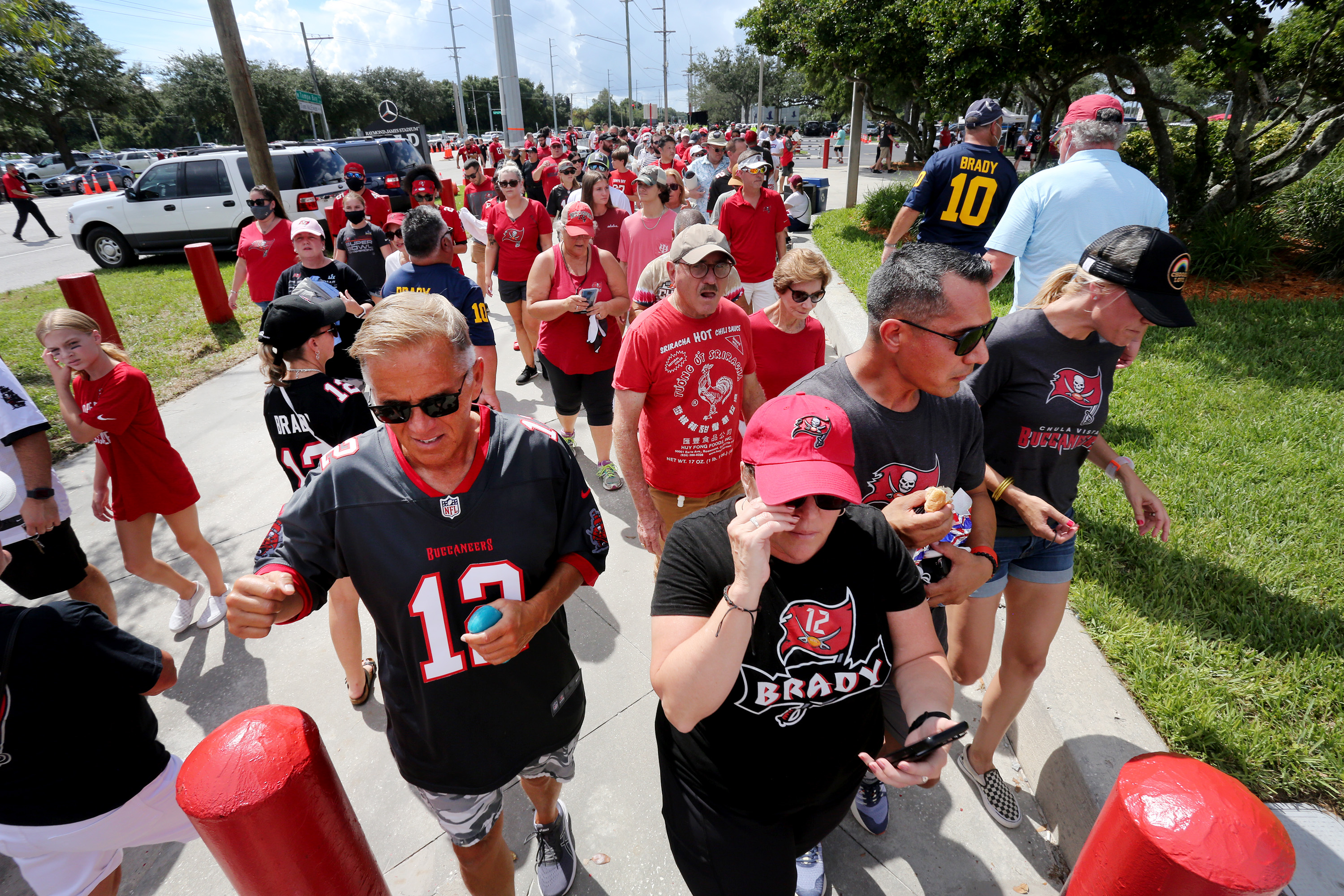 Tom Brady throws five touchdowns, remains unbeaten vs. Falcons