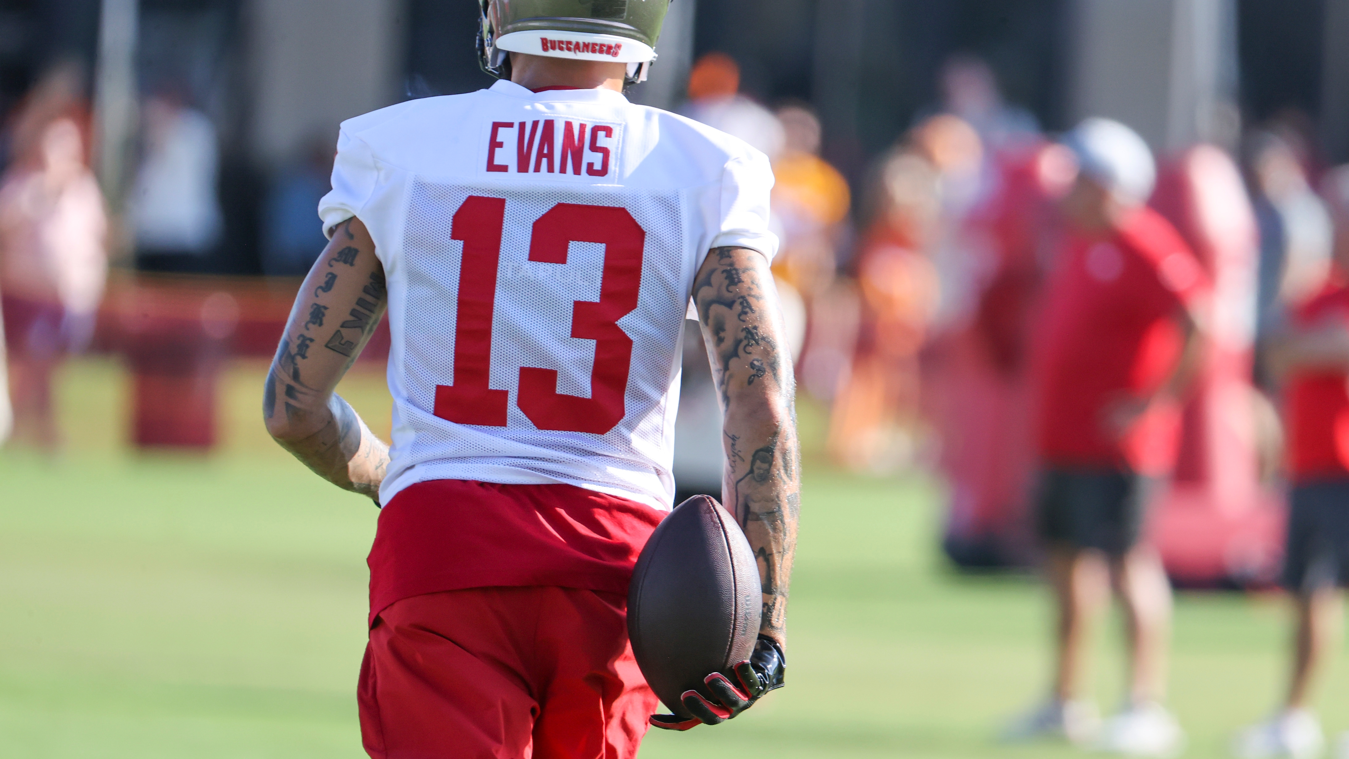 WR Mike Evans addresses Buccaneers future