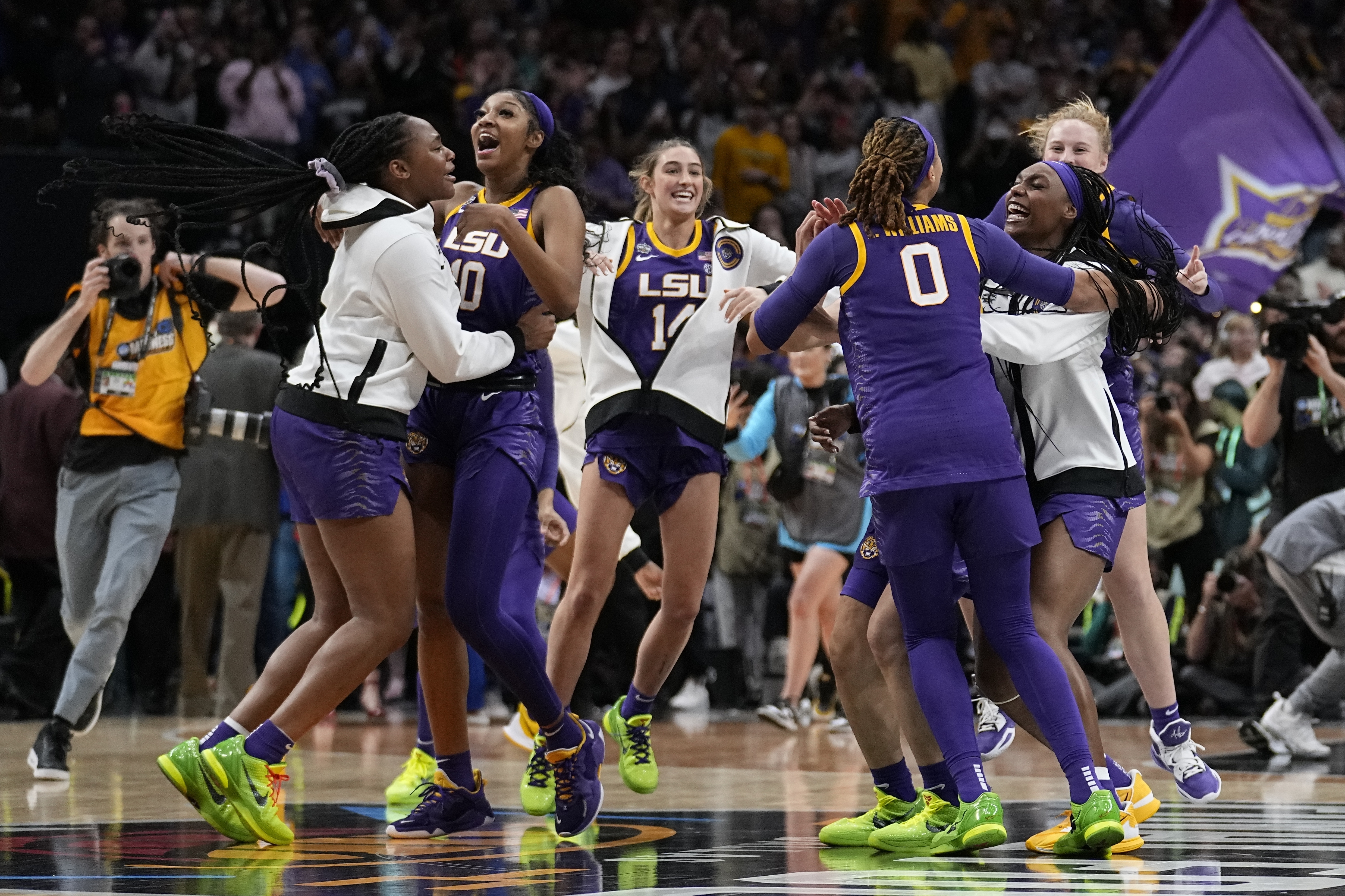 NCAA Division III school wins national championship on wild buzzer beater