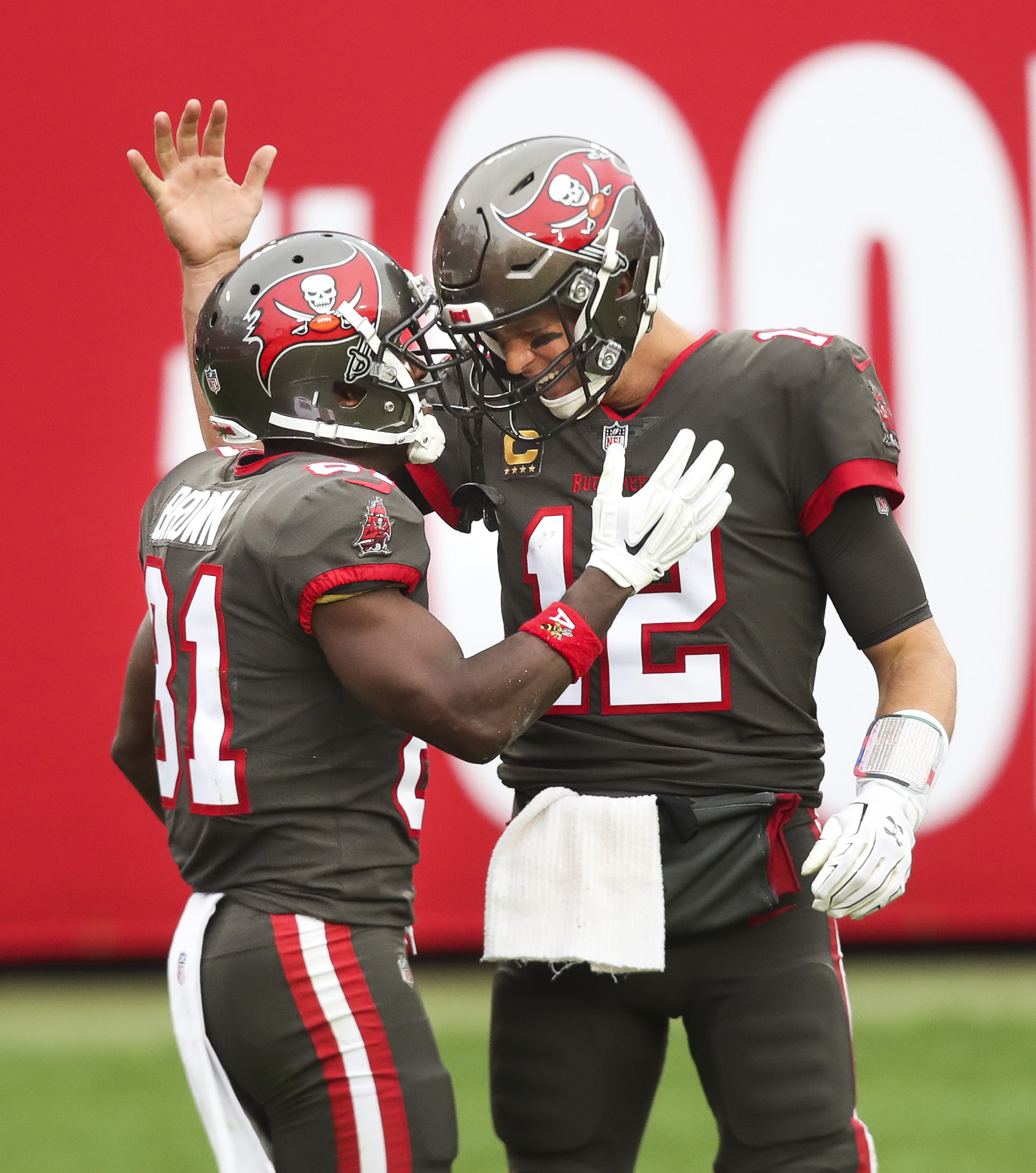 Bucs secure fifth seed as Antonio Brown, Chris Godwin star in 44