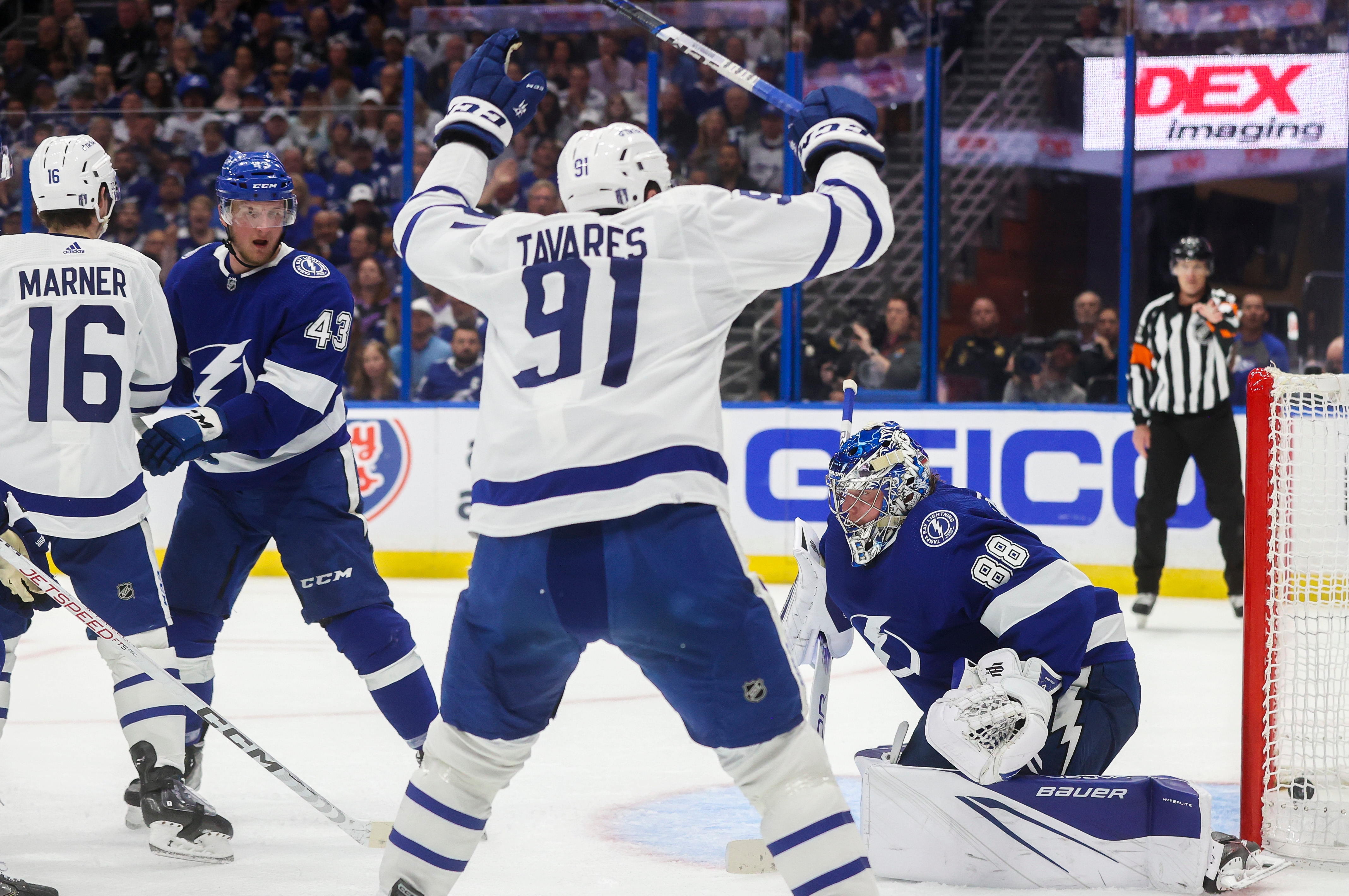 Toronto Maple Leafs Win First N.H.L. Playoff Series in 19 Years - The New  York Times