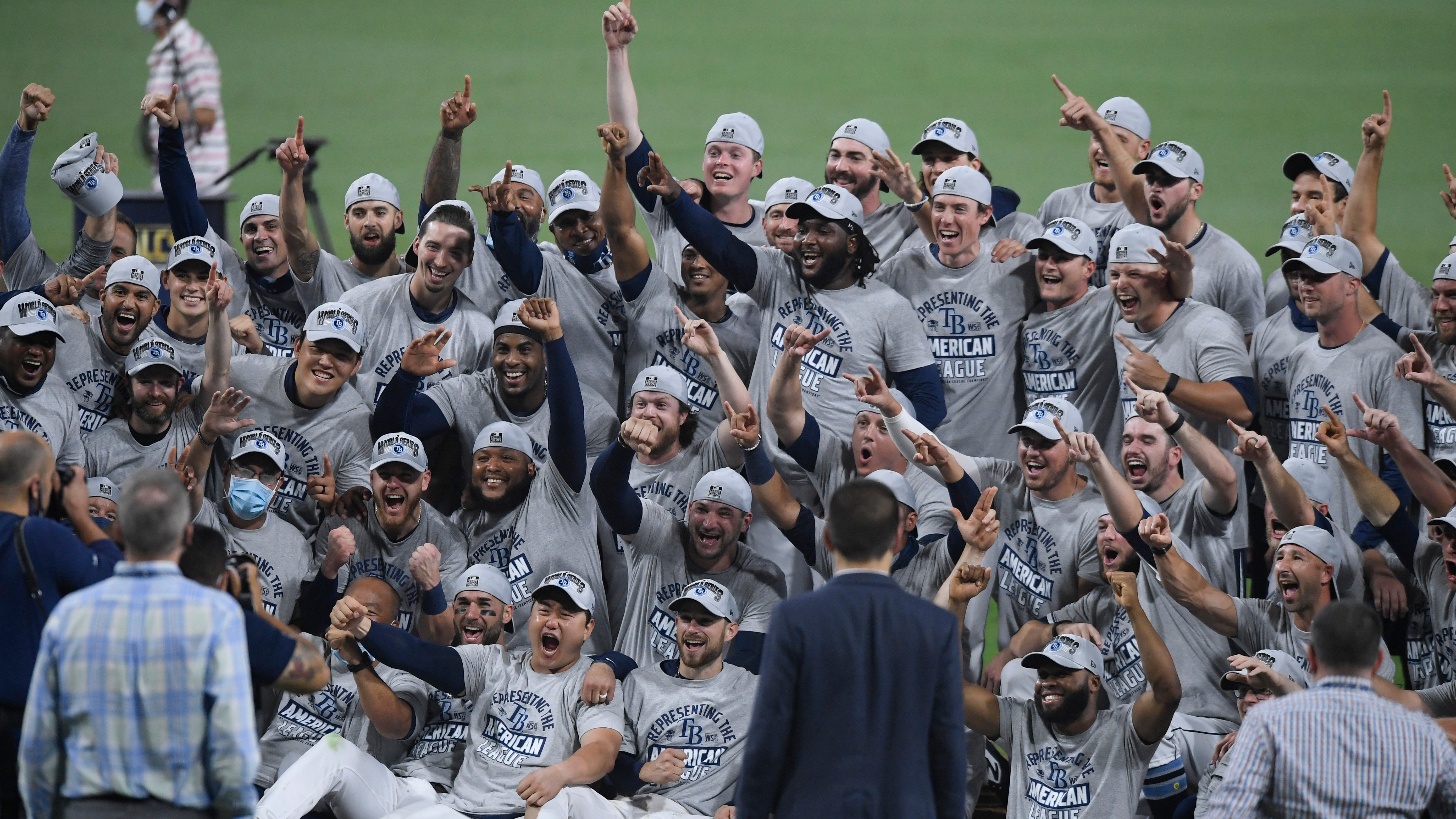 Randy Arozarena gives fans unforgettable moment after home run