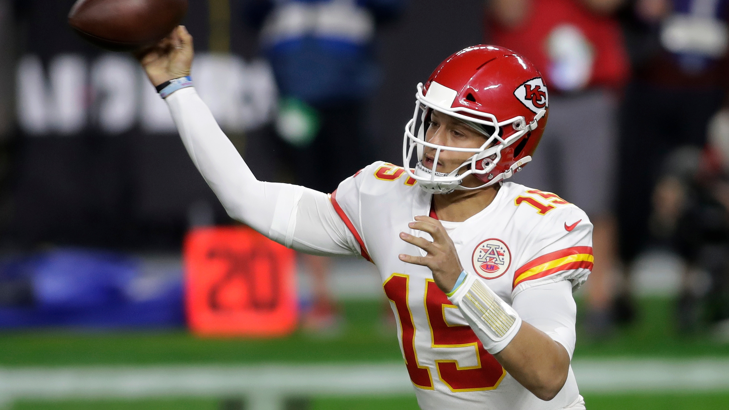 Chiefs' Patrick Mahomes asks Steelers' Ben Roethlisberger for a jersey