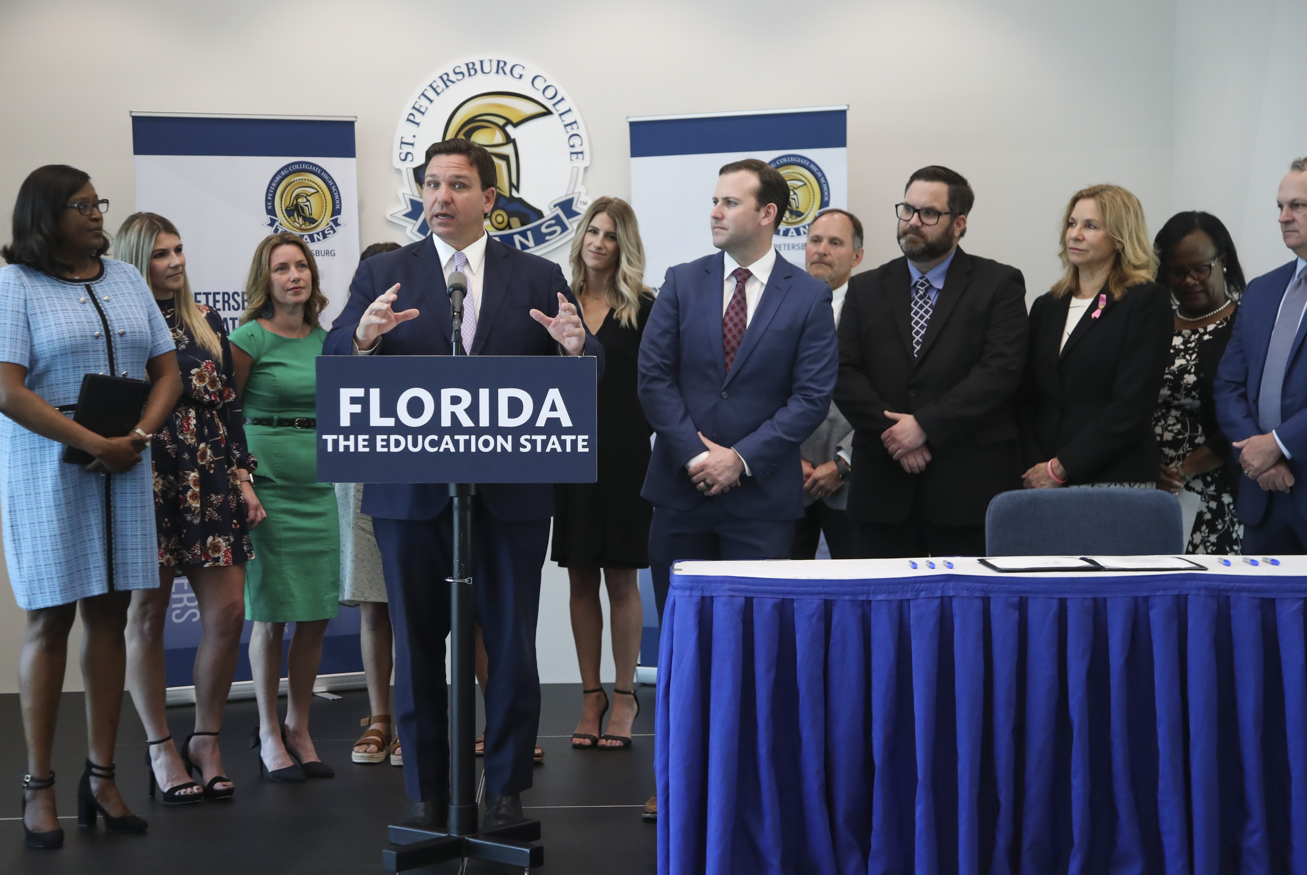 Muchos maestros de Florida verán aumentos a partir del 1 de julio. Pero,  ¿cuánto y quién los recibe?
