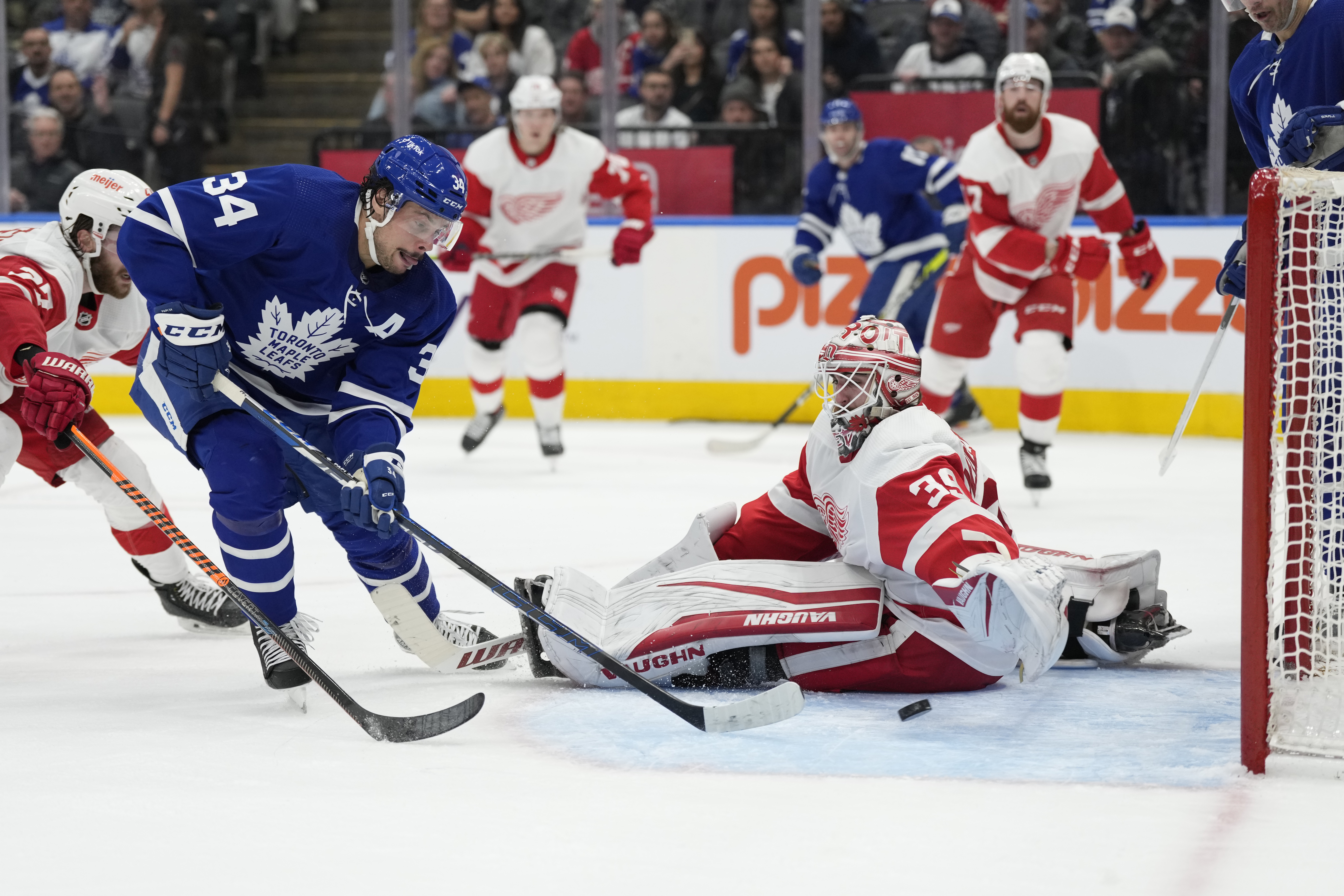 Matthews scores milestone 60th as Leafs clinch home ice in 1st round