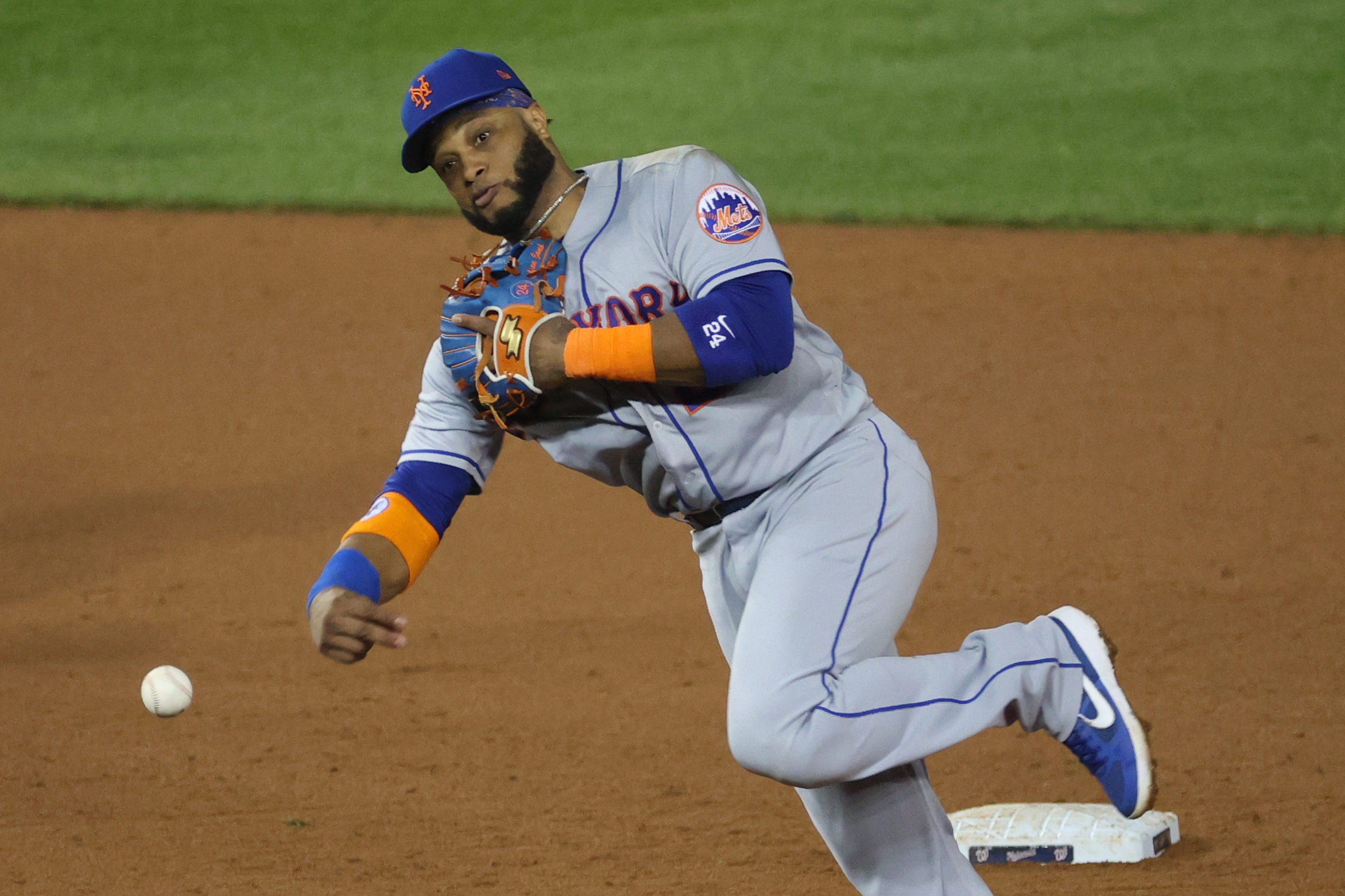 Mets' Robinson Canó suspended for 2021 season after testing positive for  performance-enhancing drug - CBS News