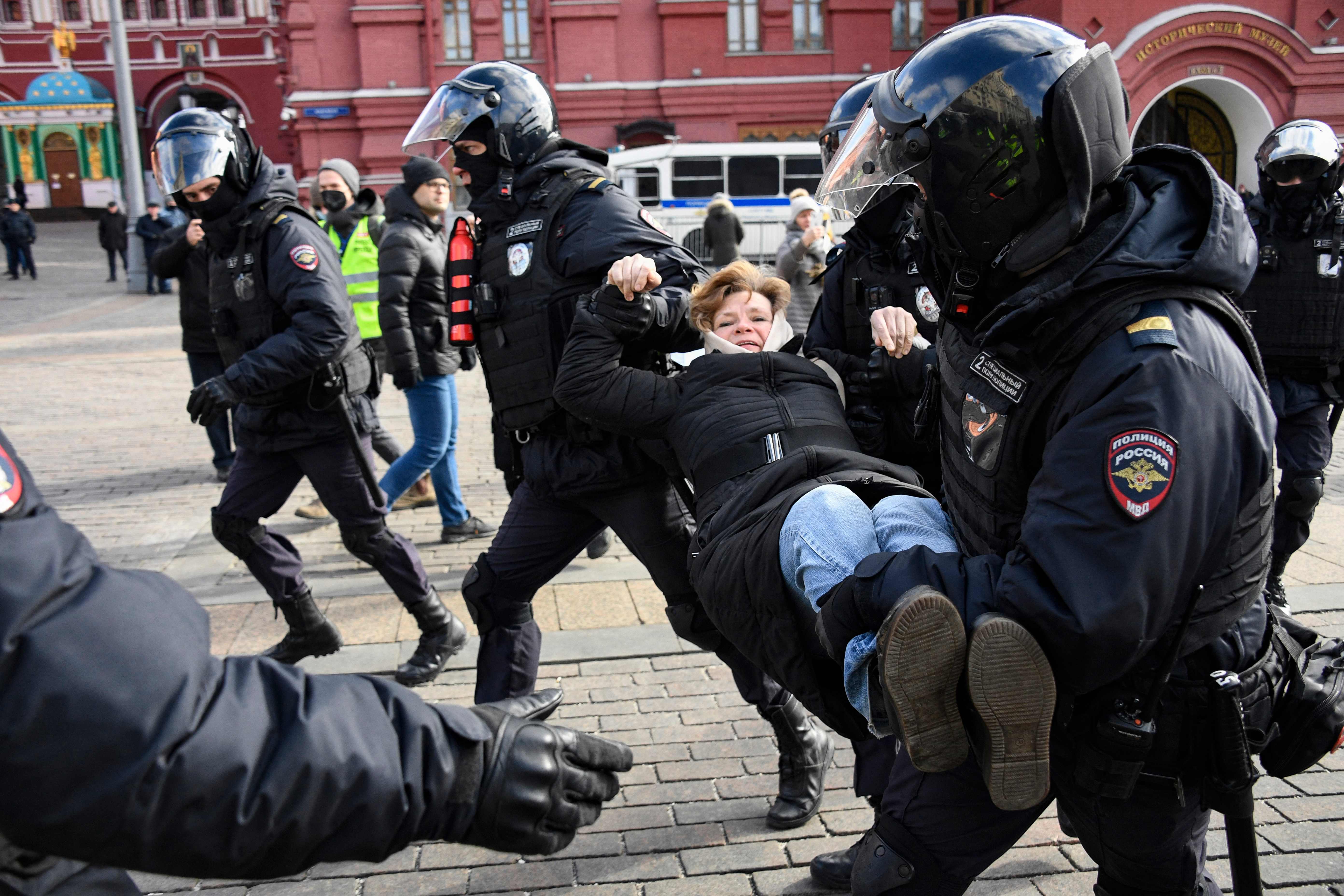 Народ против украина. Задержание на митинге в Москве. Протесты в Москве.