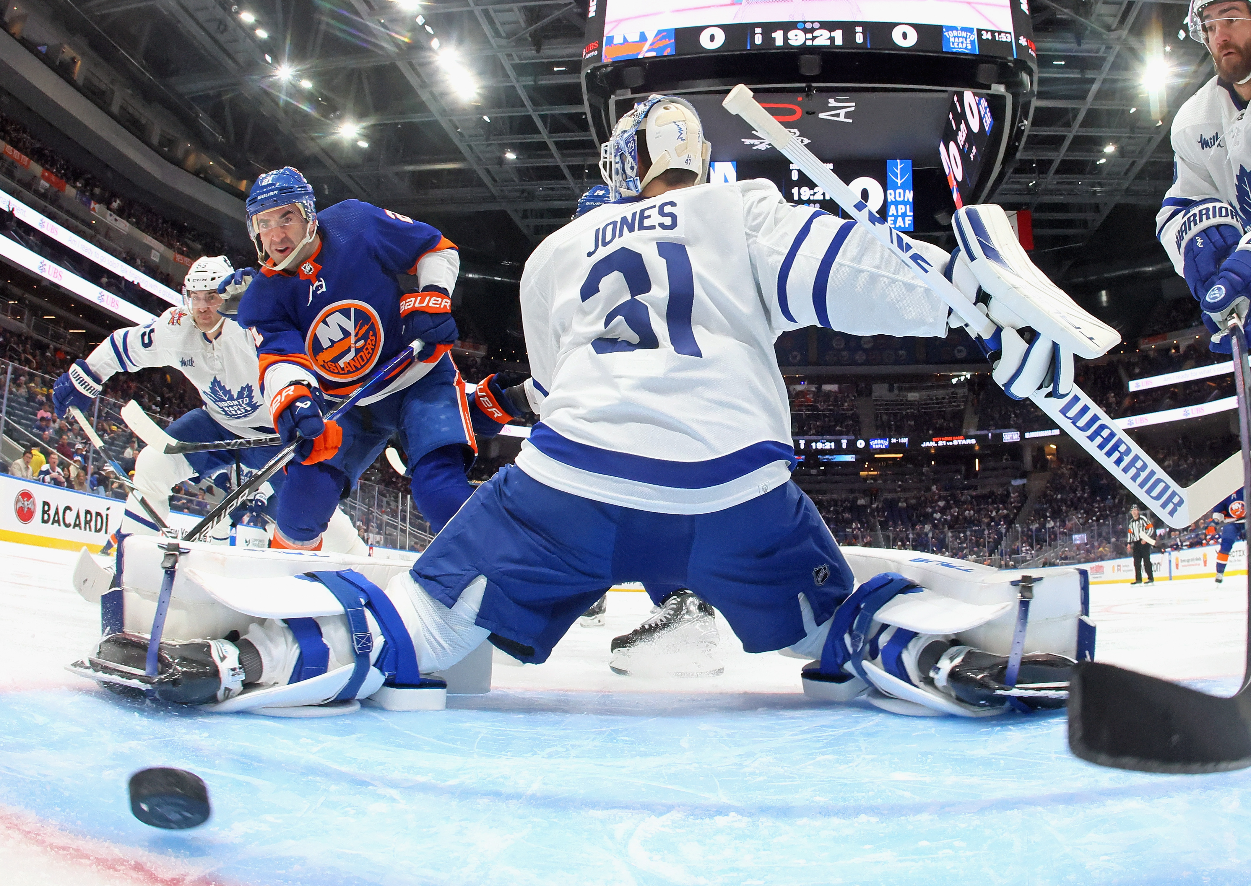 Maple Leafs win a more subdued match against Buffalo Sabres by 2-1