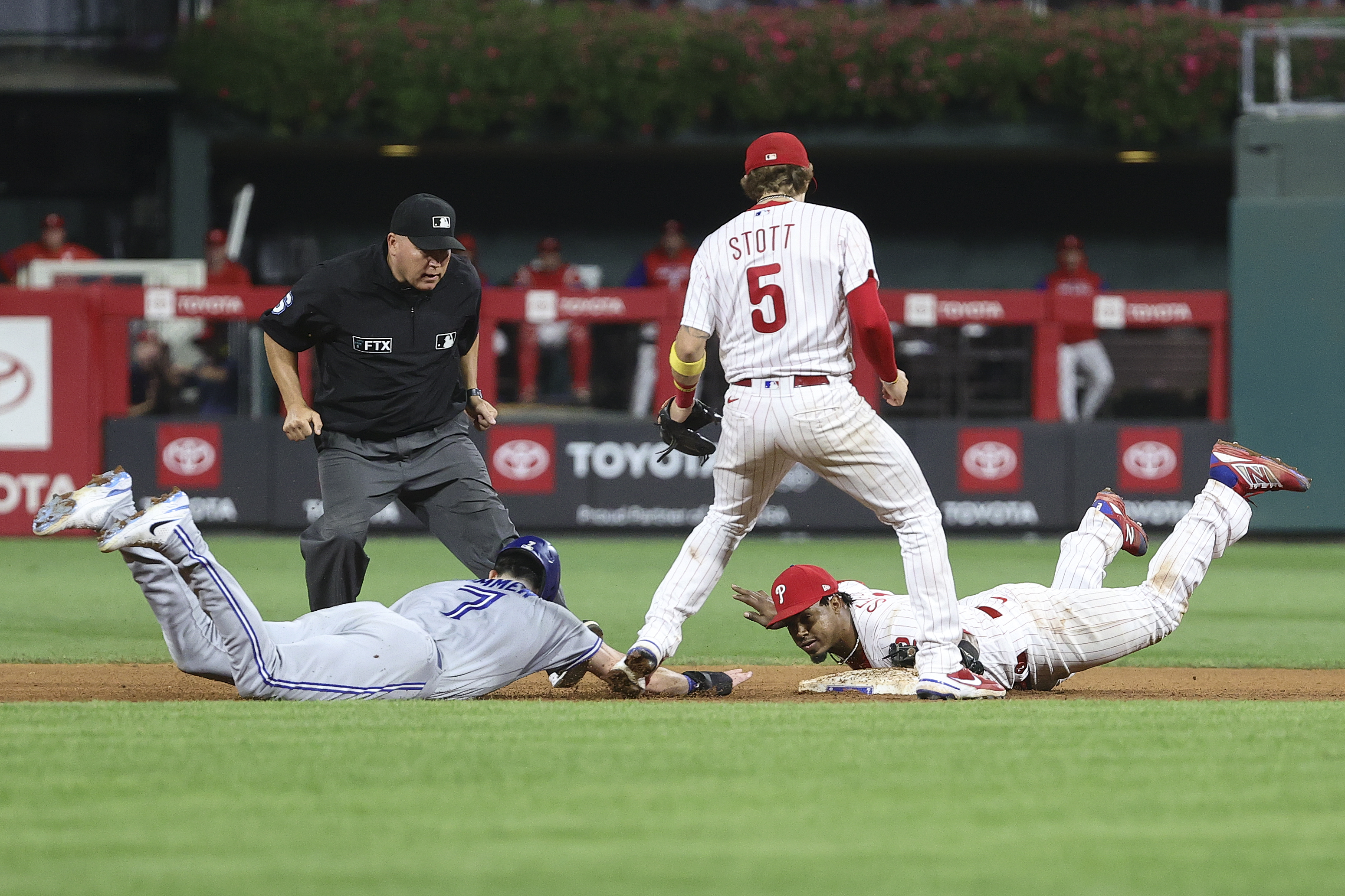 Vierling's RBI single in 10th lifts Phillies past Blue Jays