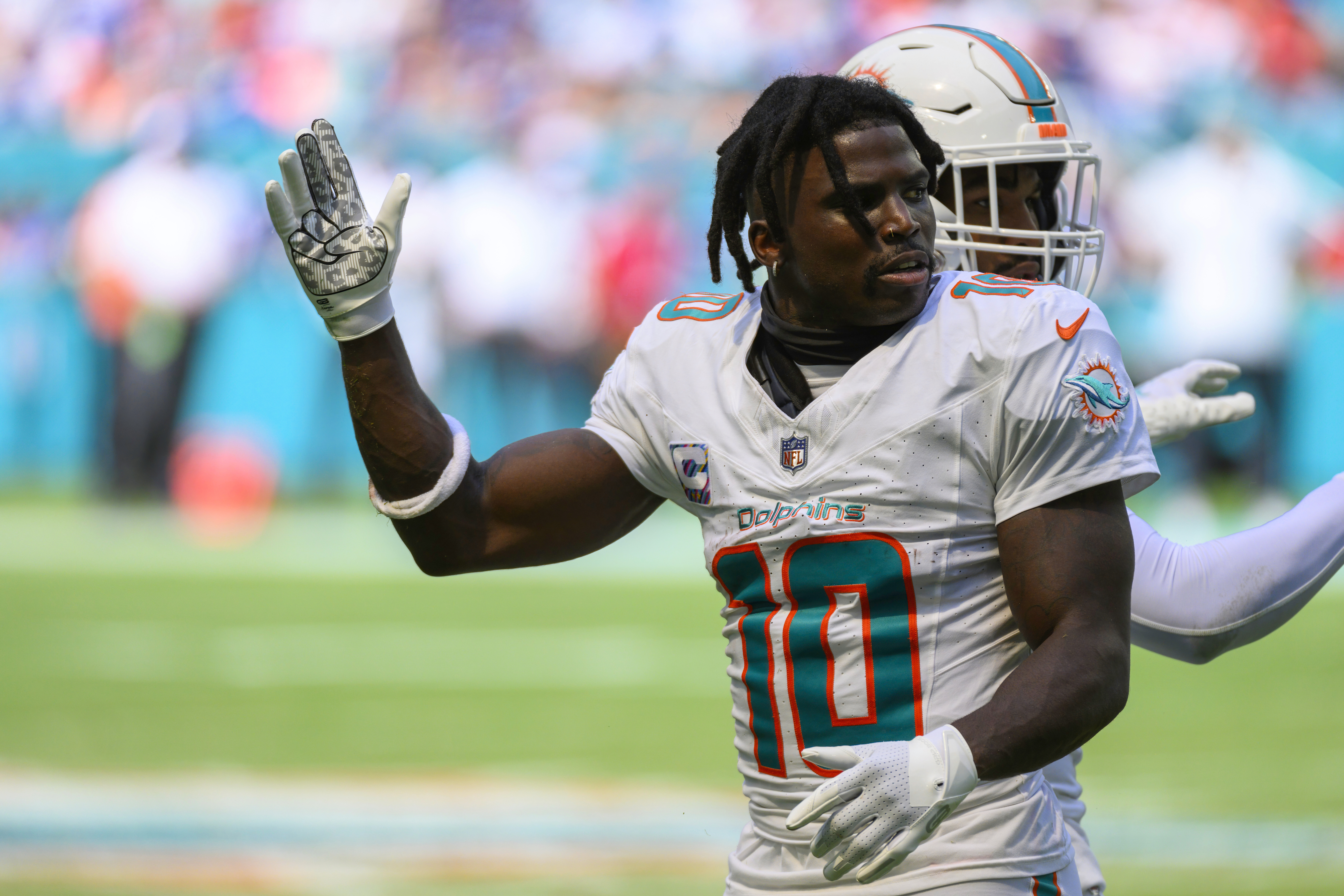 Bills seek to slow Dolphins' speedy offense in early showdown