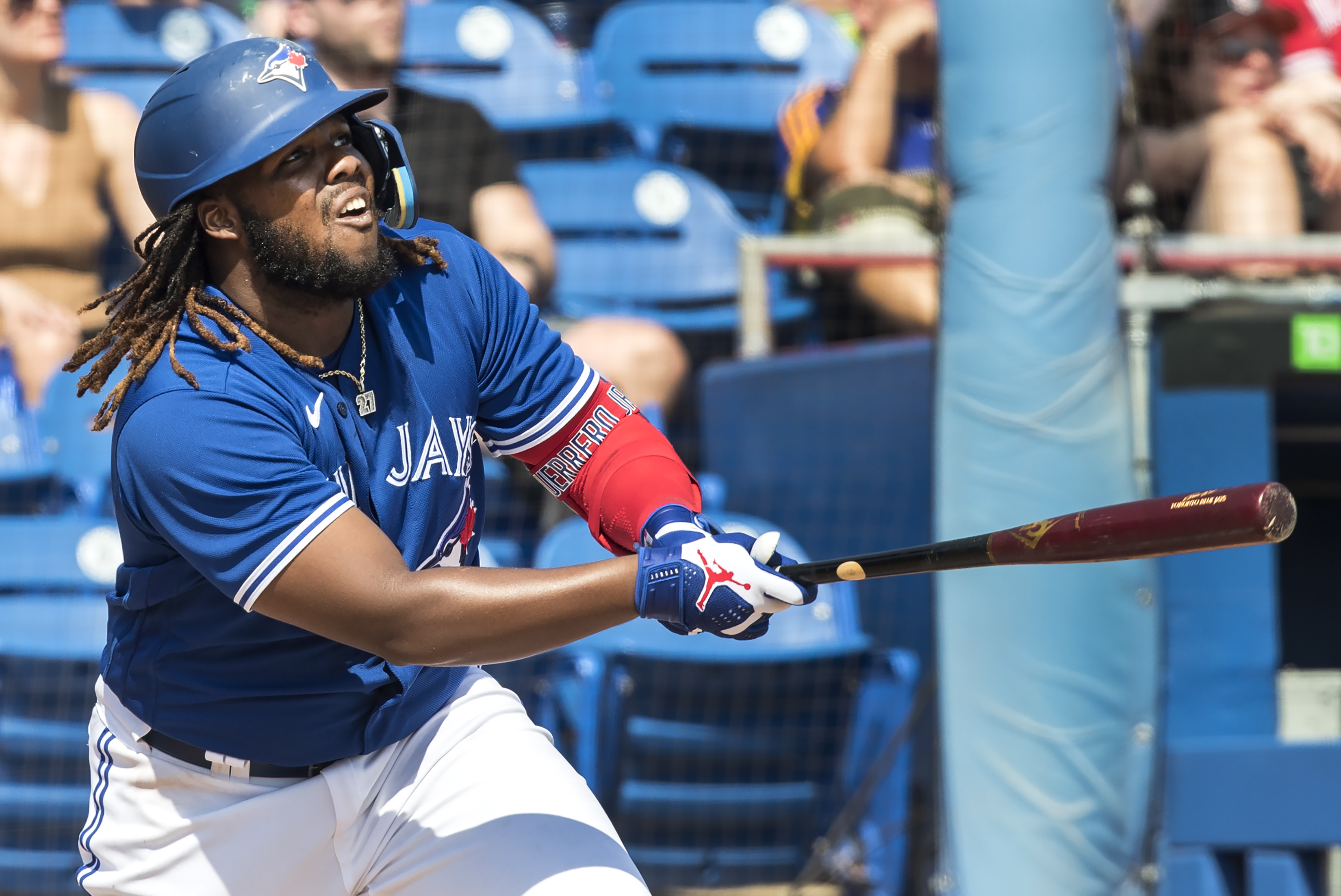 Alejandro Kirk welcomed to Blue Jays spring training after birth