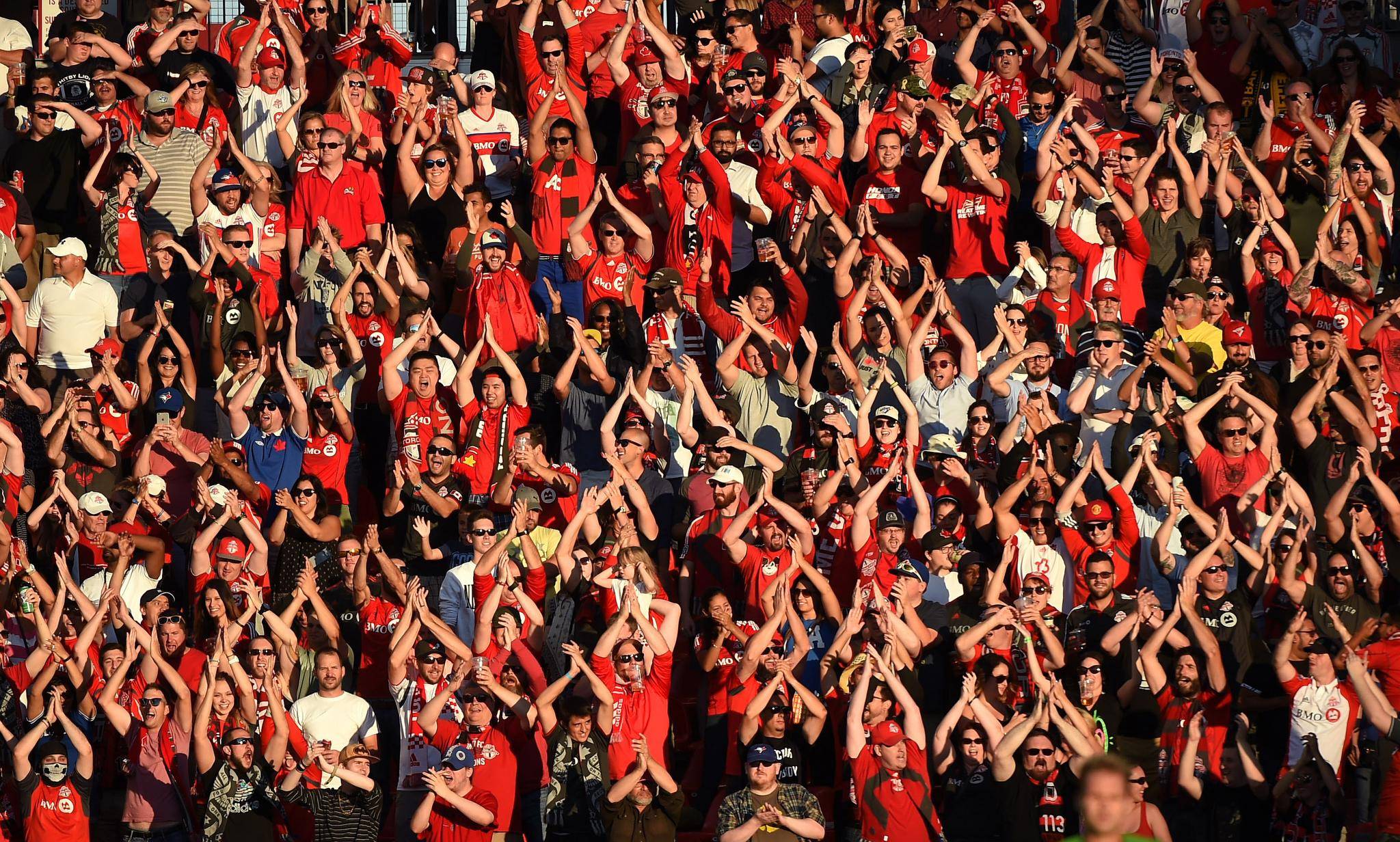 Blue Jays fans, Toronto mayor angry at drink-tossing fan 