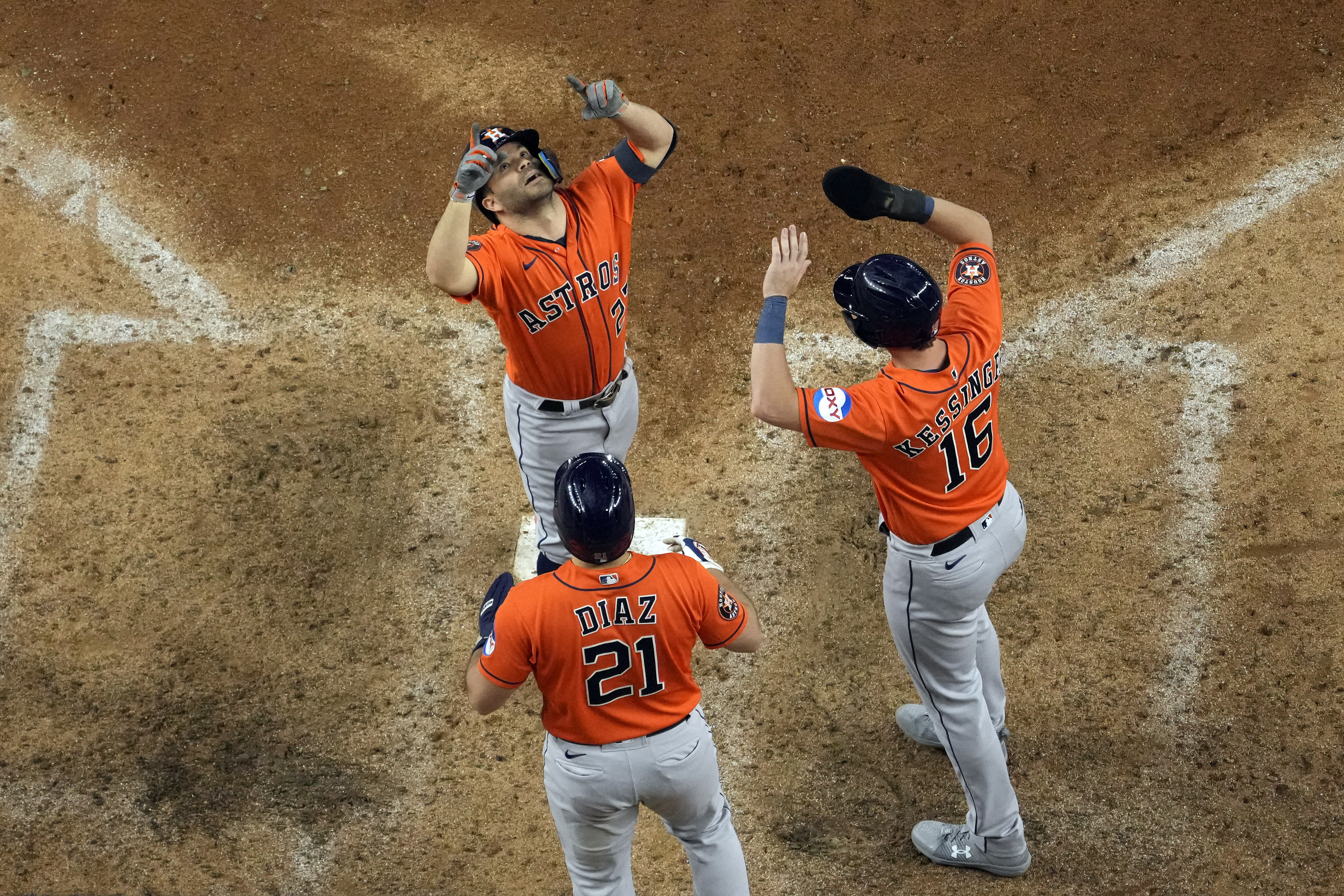 Astros pull even in ALCS with 10-3 win over Rangers