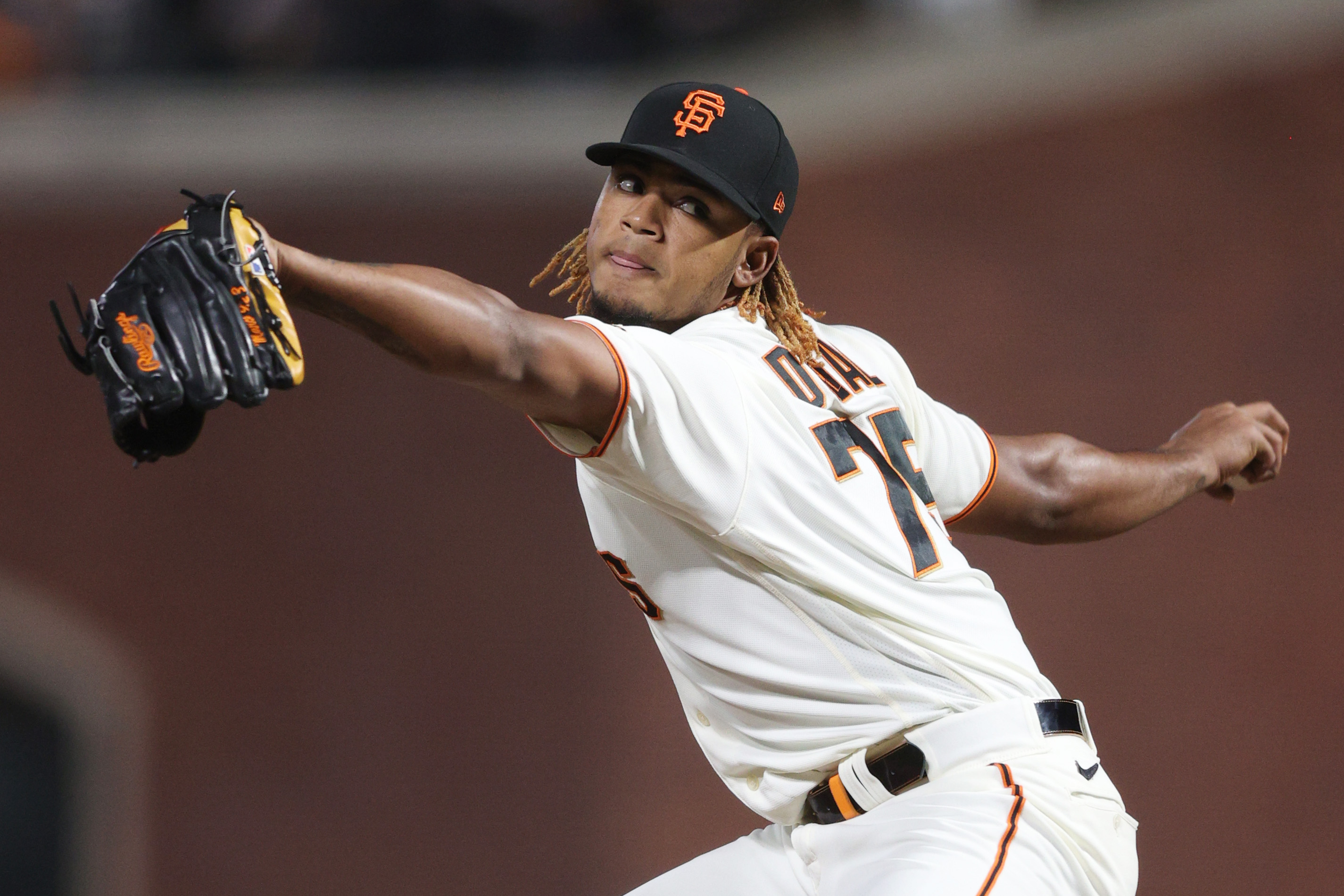 Masterful Webb pitches Giants past Dodgers in playoff opener