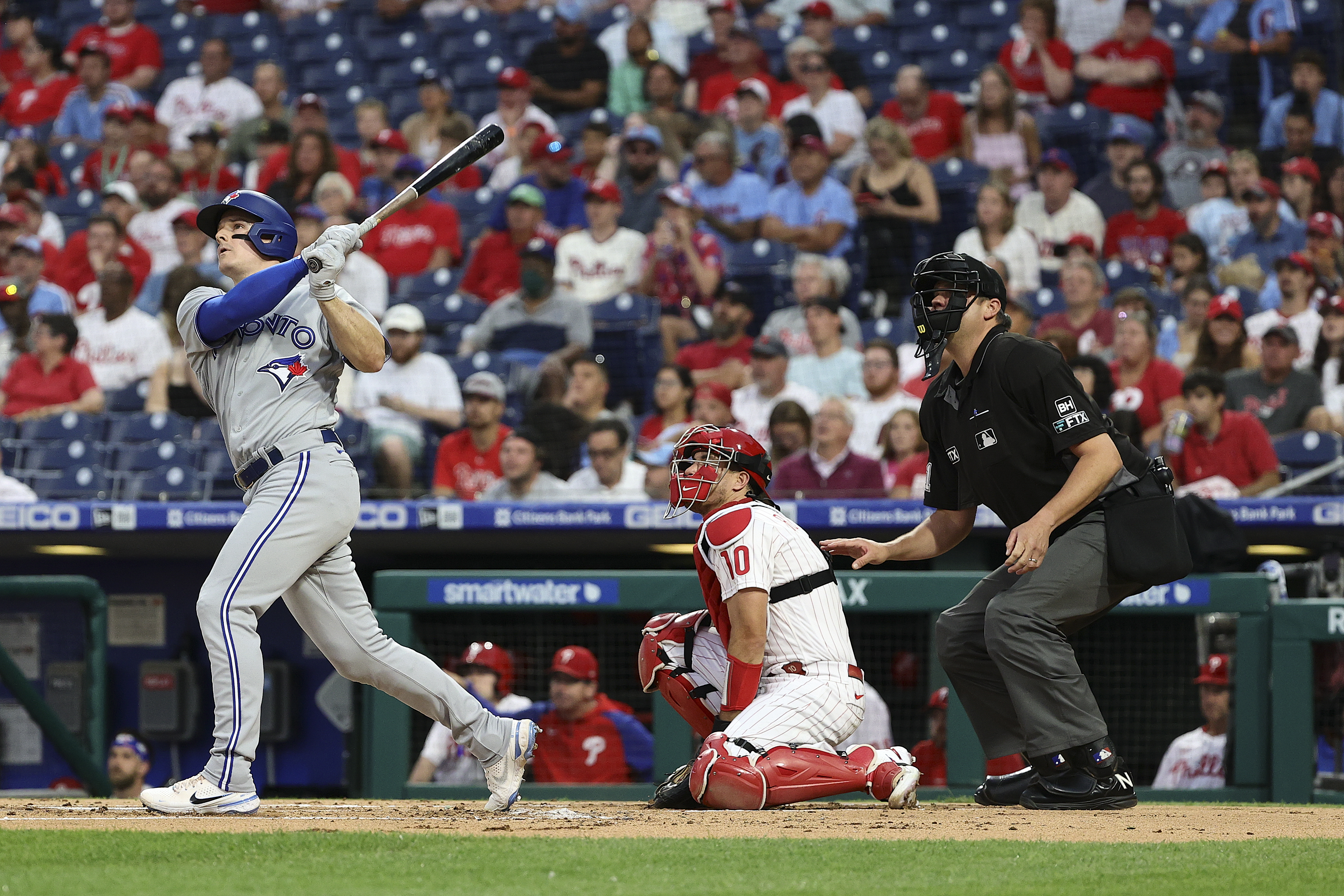 Chapman, Bradley go deep, Blue Jays outslug Phillies 18-11