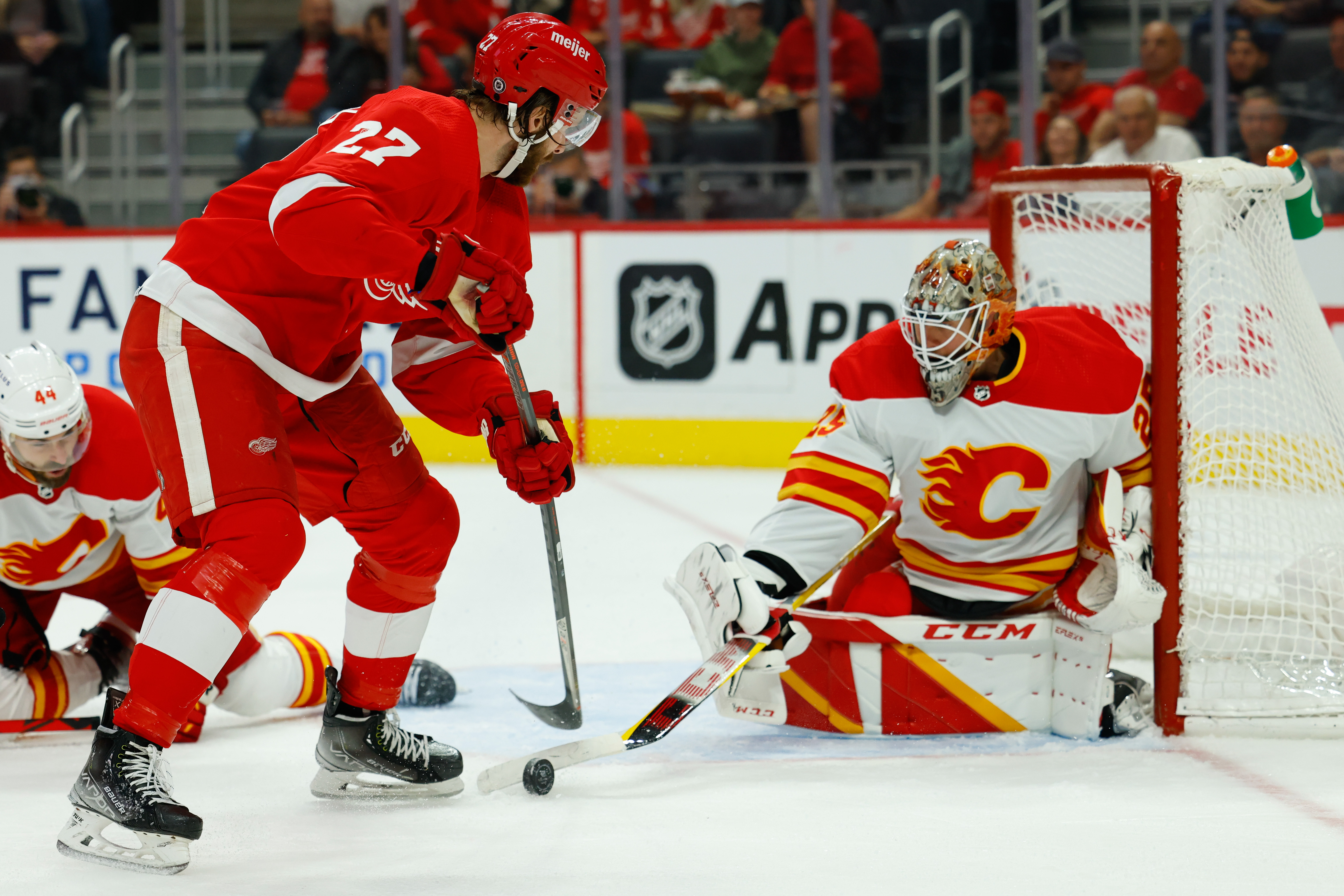 Markstrom's 32-save shutout spurs Calgary Flames to 3-0 win over