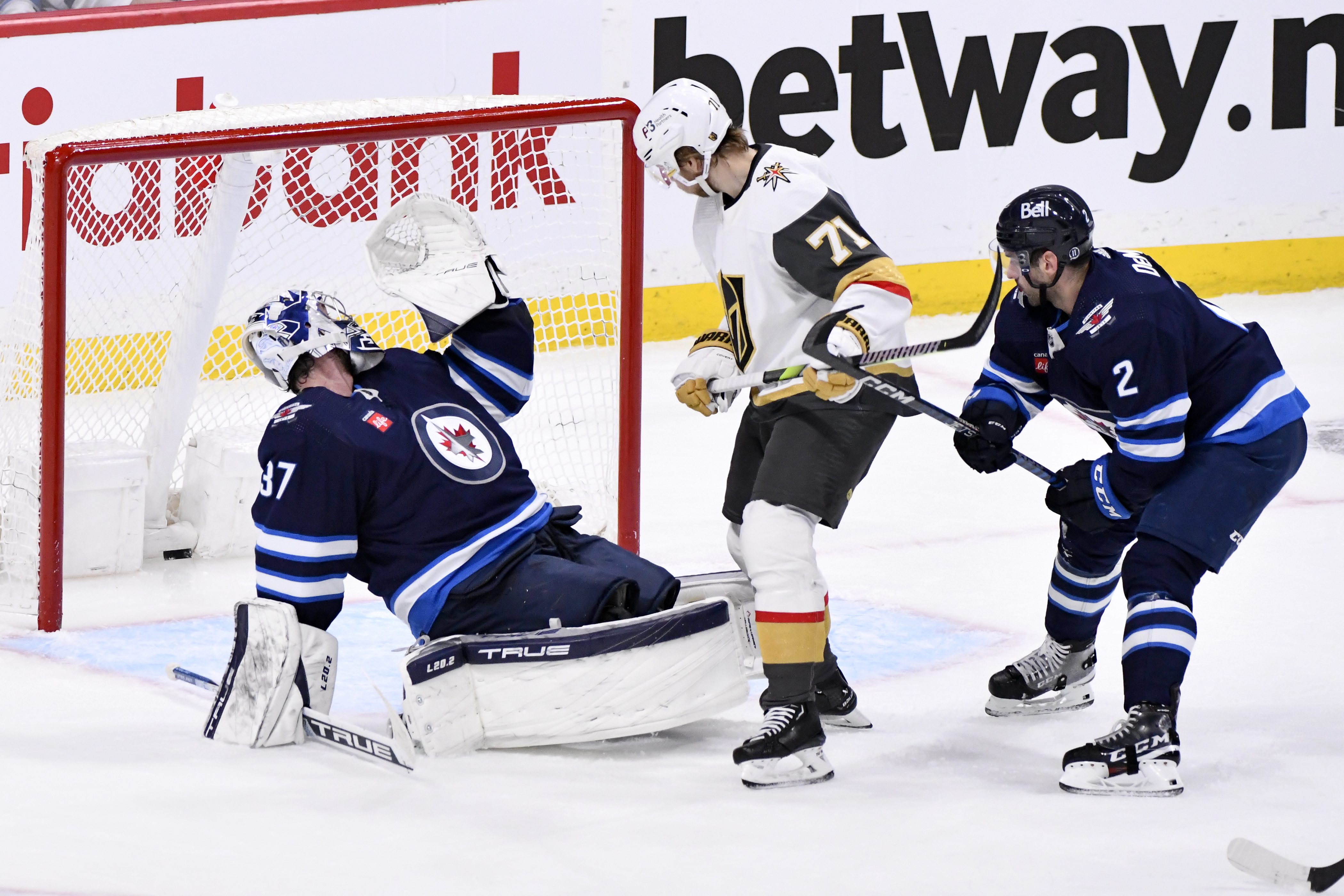 Fleury's 46-save effort leads Wild to 4-2 victory over reeling Jets 