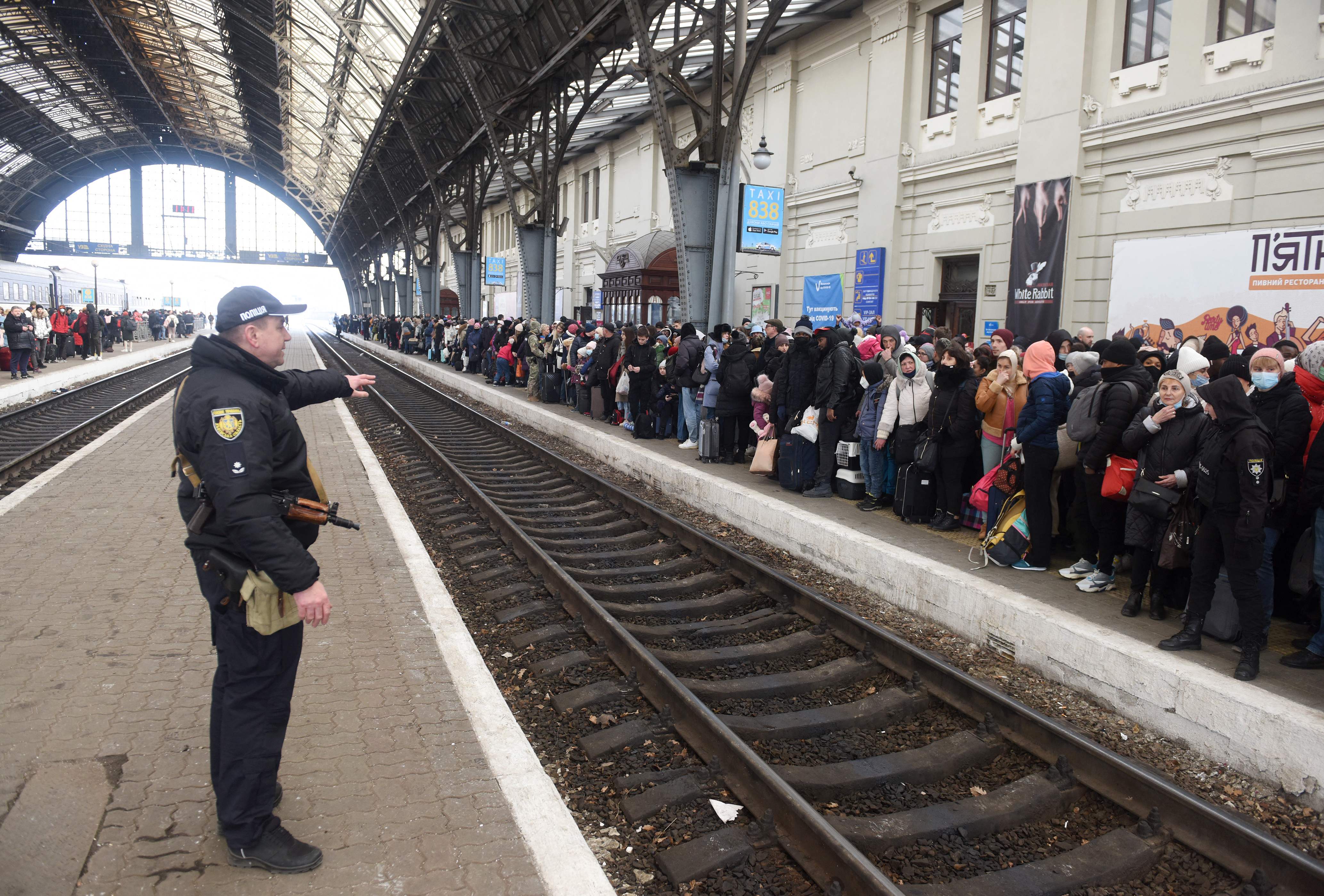 Украинцы убежали. Люди на вокзале. Вокзал Украина. Львов вокзал. Вокзал Львов беженцы.