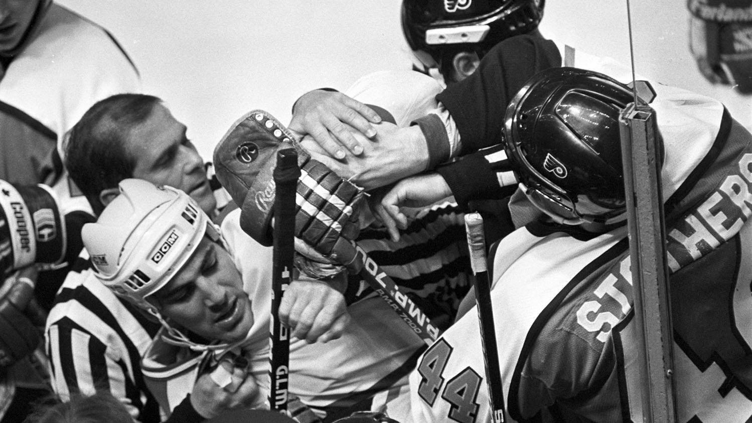 Bobby Clarke  Hockey pictures, Flyers hockey, Hockey goalie