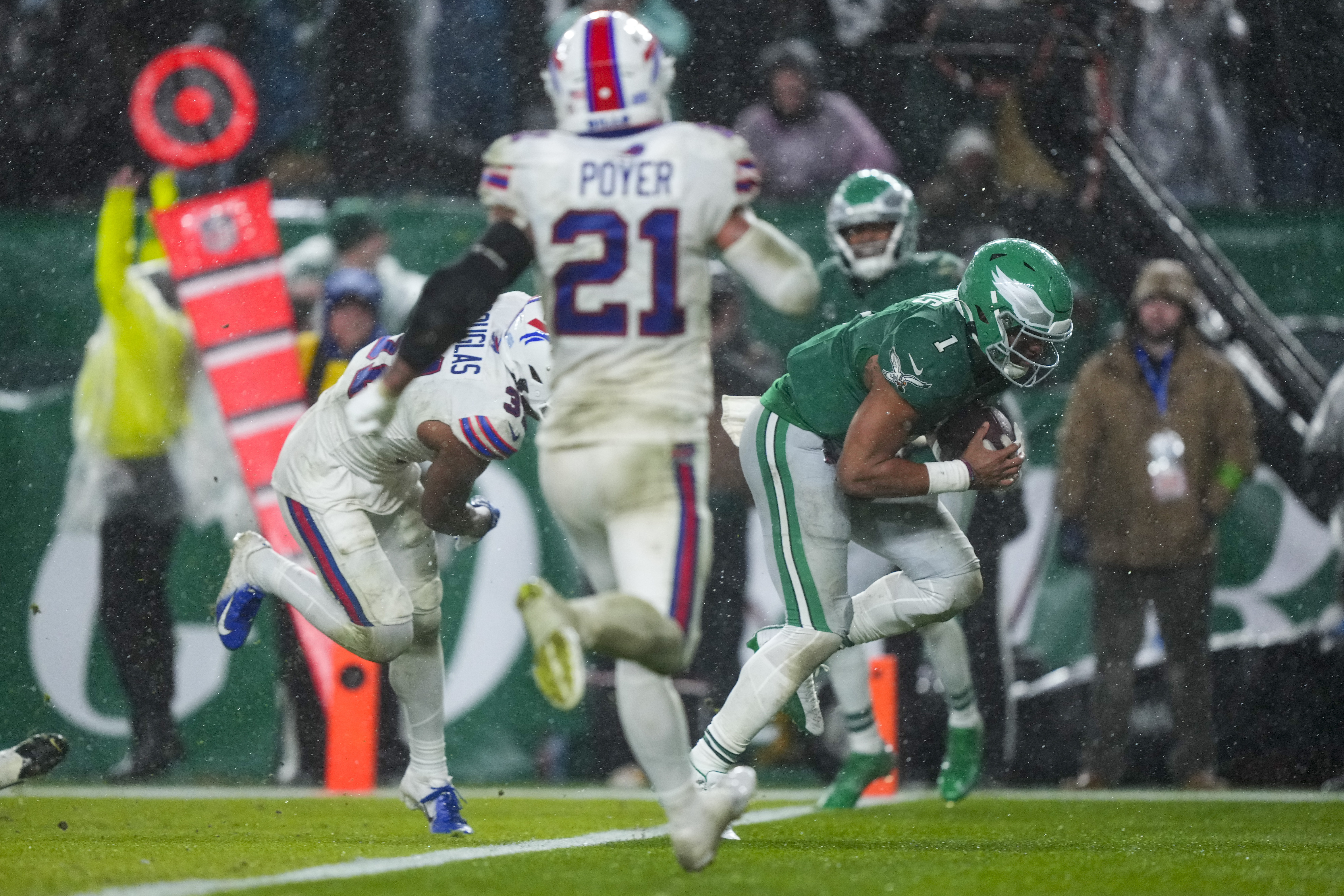 Josh Allen accounts for 3 touchdowns as Bills escape with 24-22