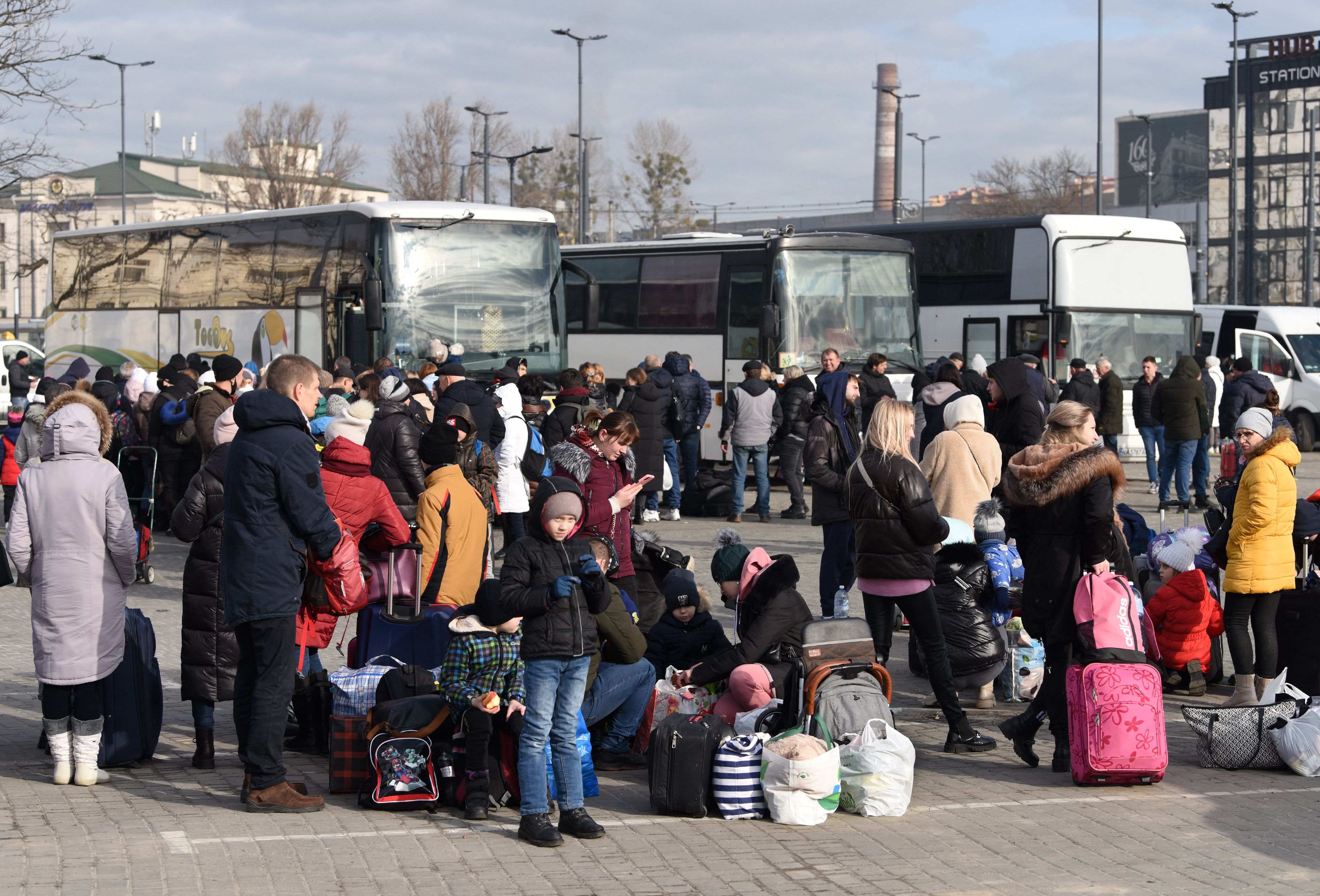 00 00 23 апреля. Эвакуация. Эвакуационные автобусы. Украинские беженцы на границе. Эвакуация автобуса.