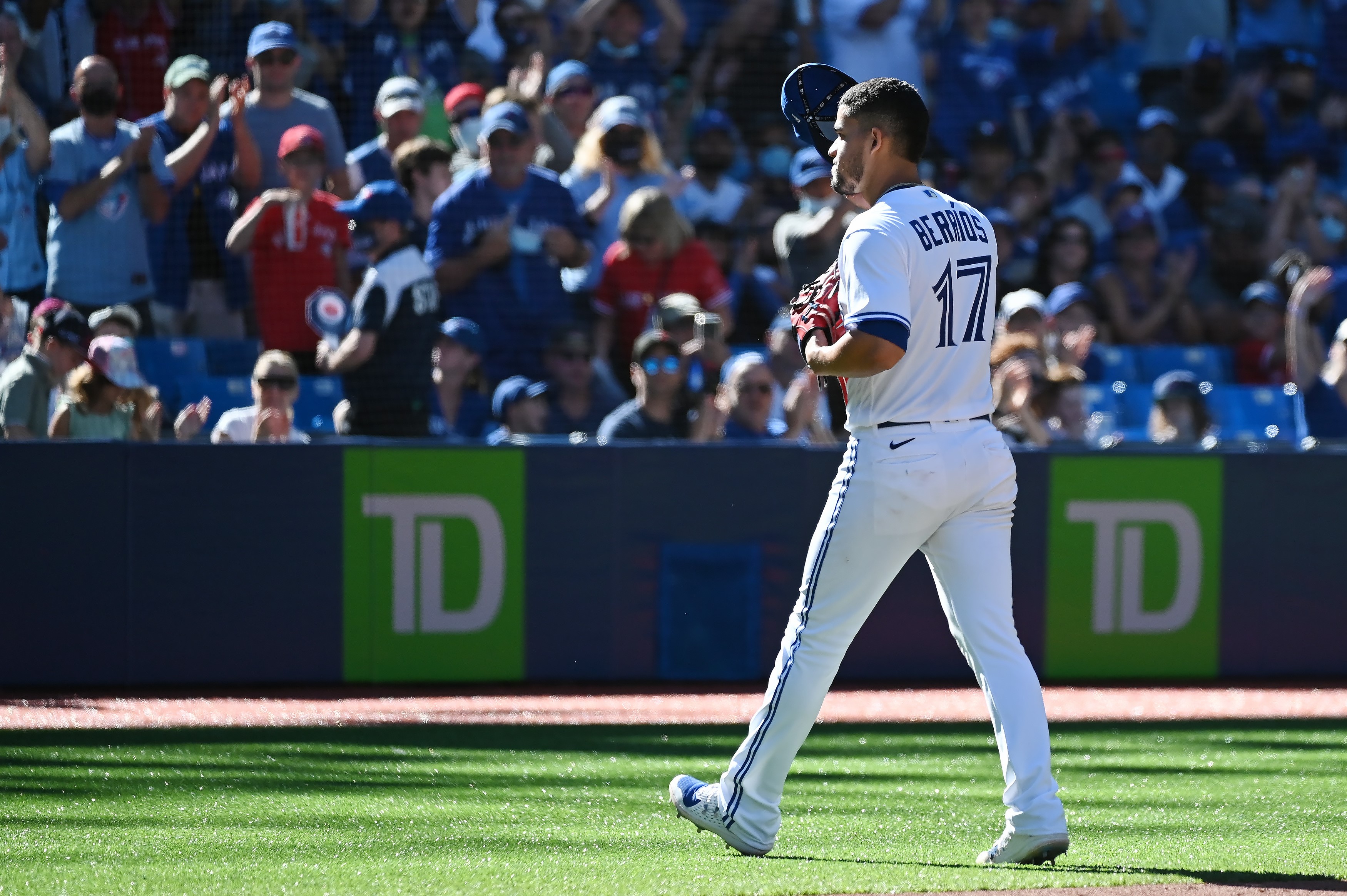 Josh Donaldson swapping jerseys with Vlad Guerrero a Blue Jays