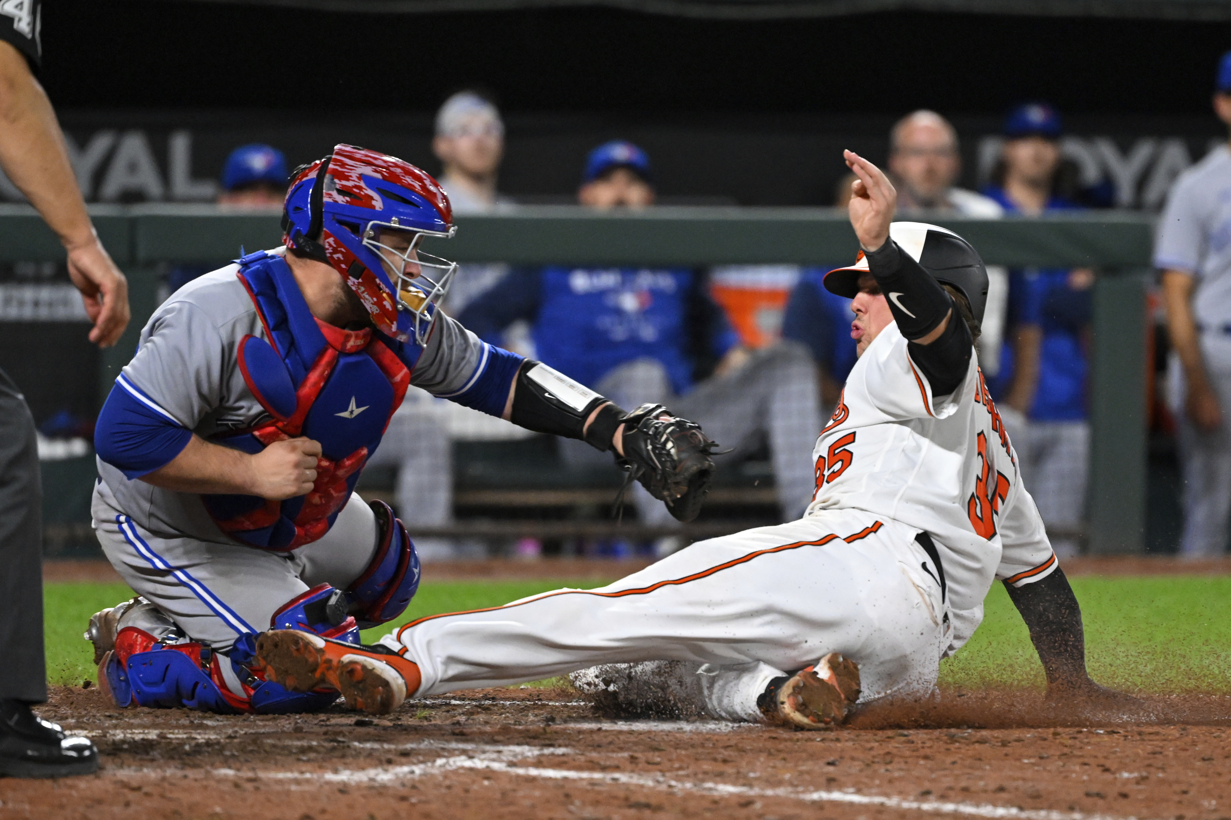 Orioles snap Blue Jays' 5-game winning streak in heated affair