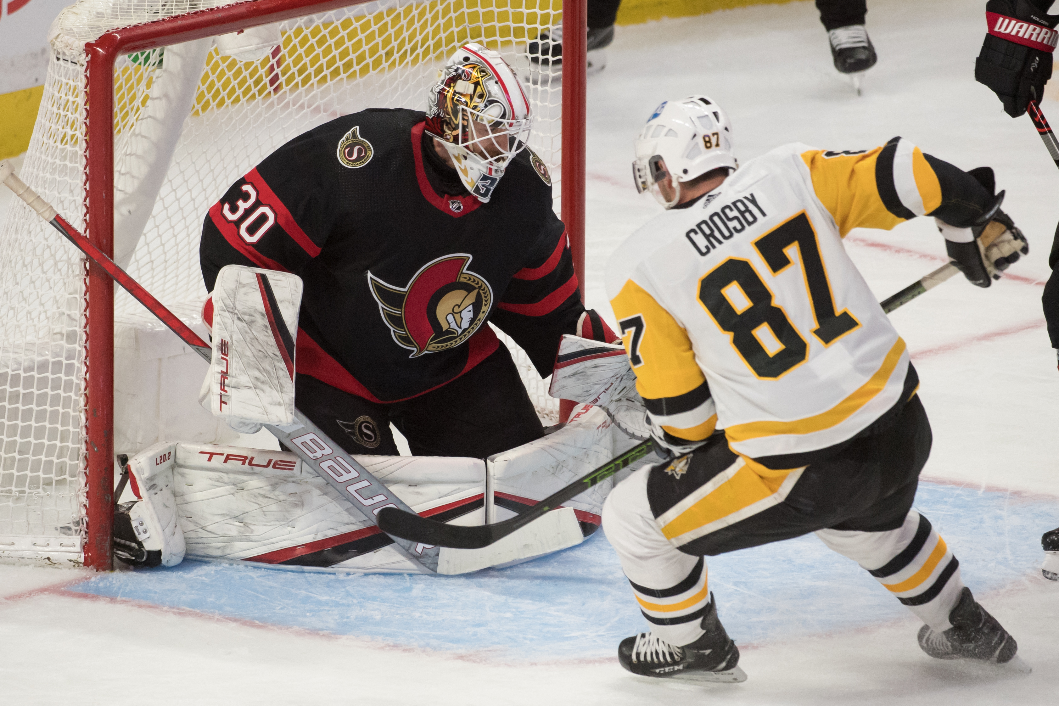 Casey DeSmith outduels Matt Murray with 26-save shutout in