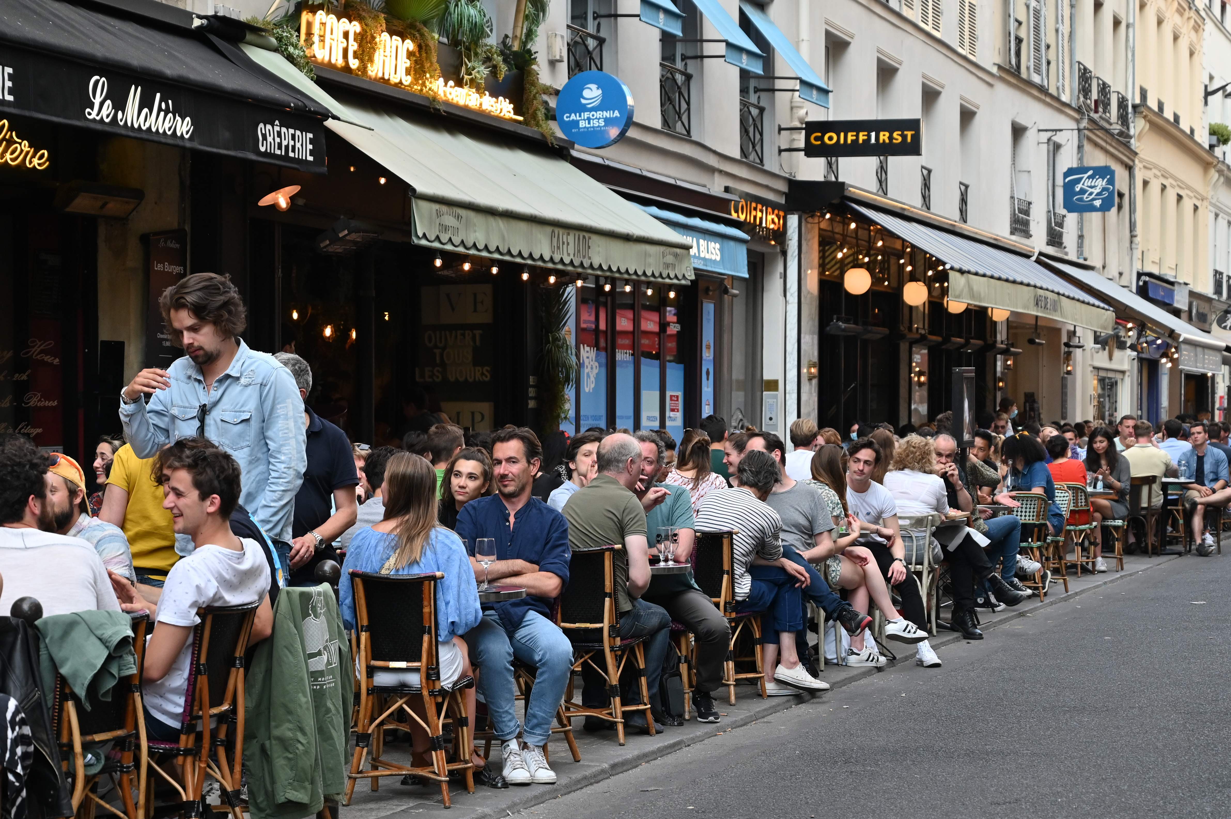 Crowds pack Paris restaurants, cafes as they reopen for outdoor service ...