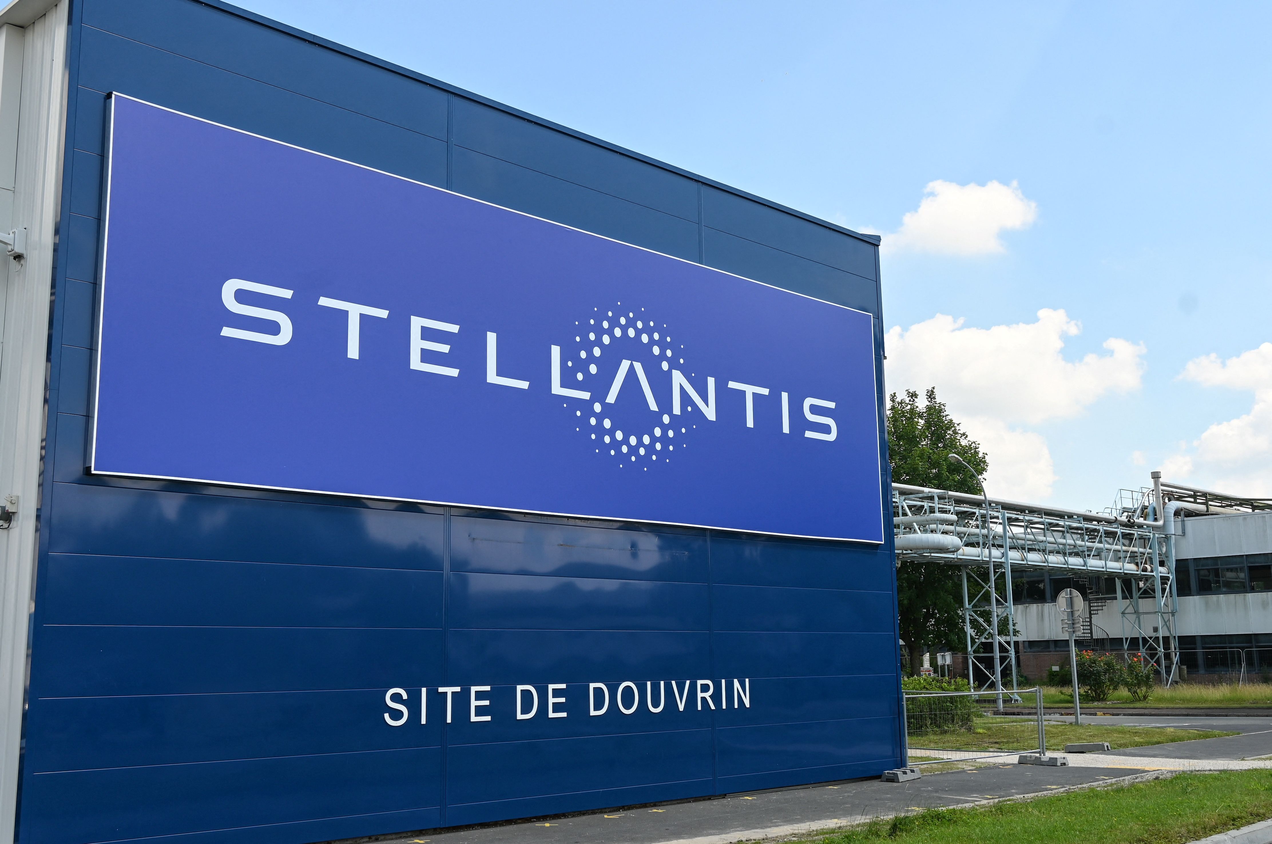 Strong first year boosts car maker Stellantis as cost challenges loom - The  Globe and Mail