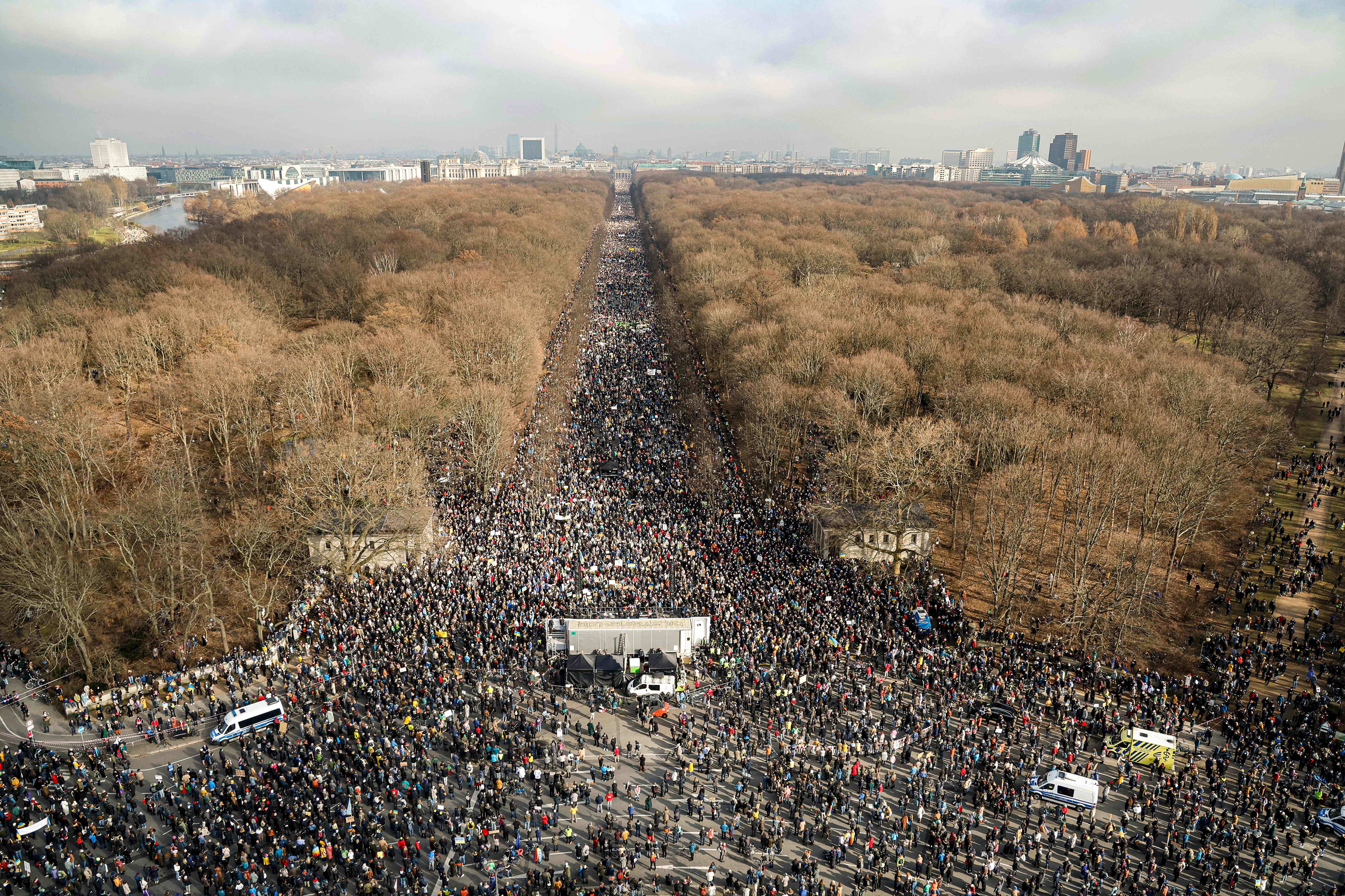 Народ против украина. Антивоенный митинг в Берлине. Митинги в Германии. Митинг 100 тысяч человек. Митинг Украина.