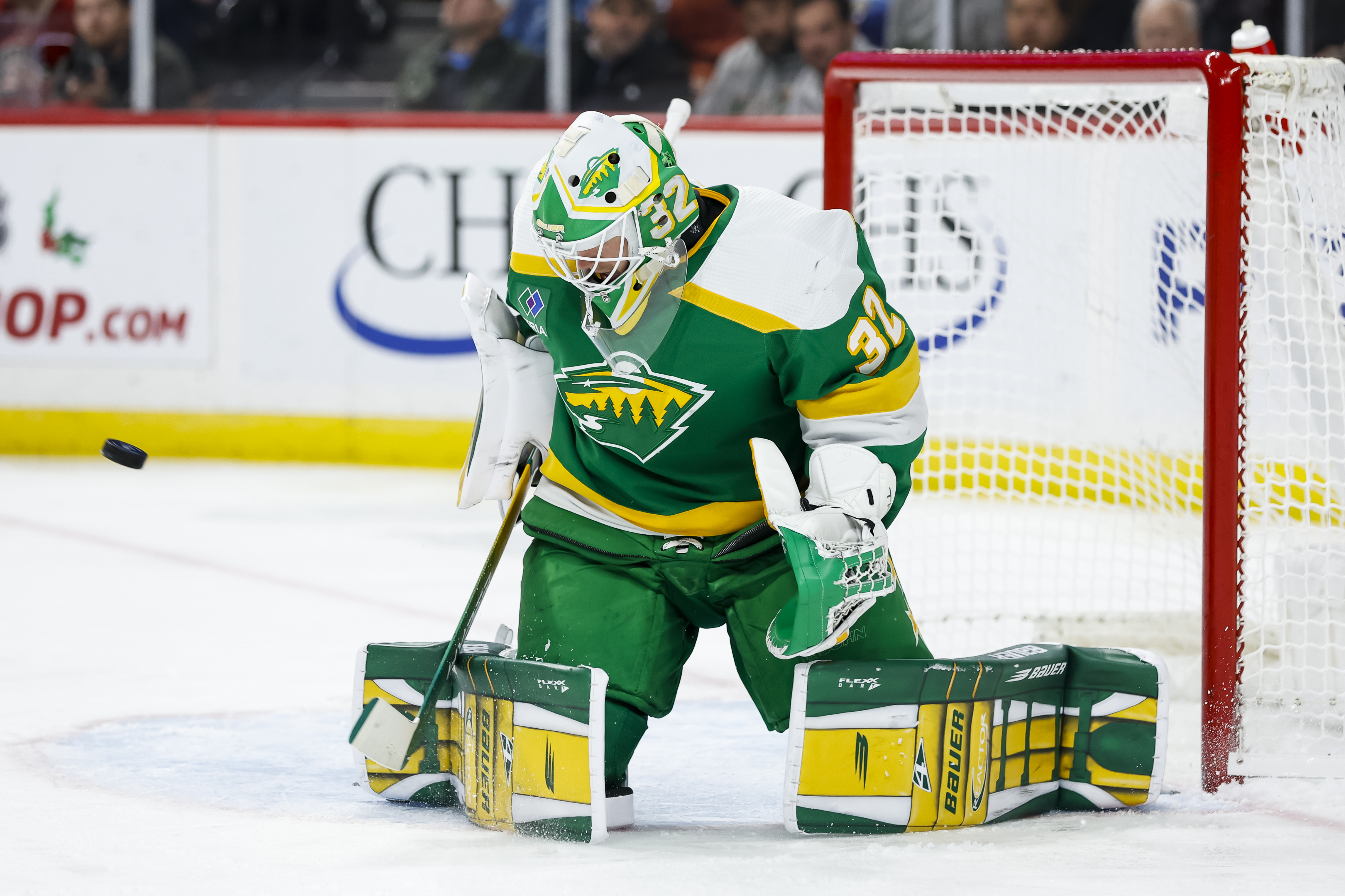 Rangers' Ryan Reaves brawls with Wild's Marcus Foligno, points to