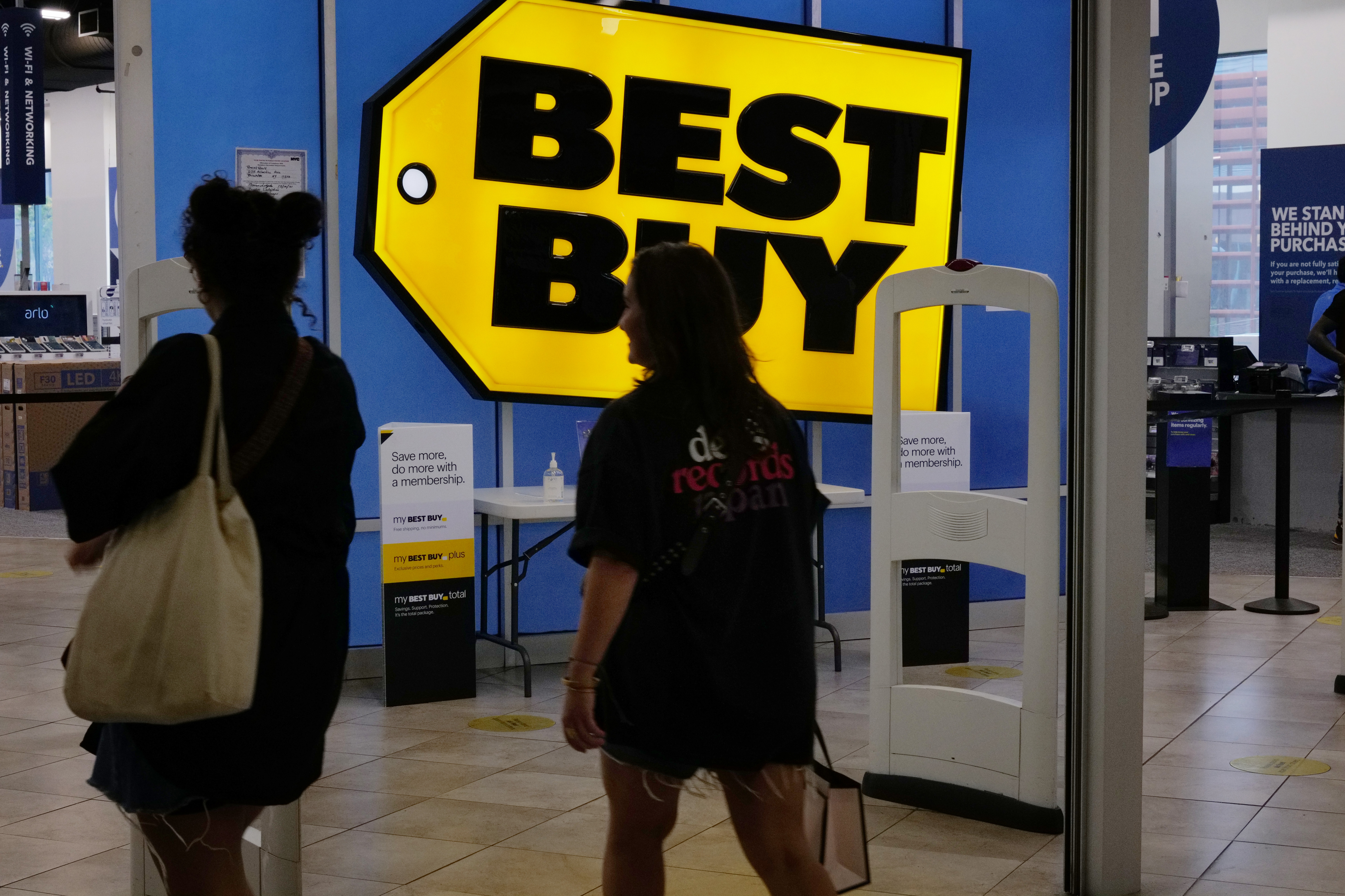 Best Buy and the reluctant shopper. Sales fall as Americans pull