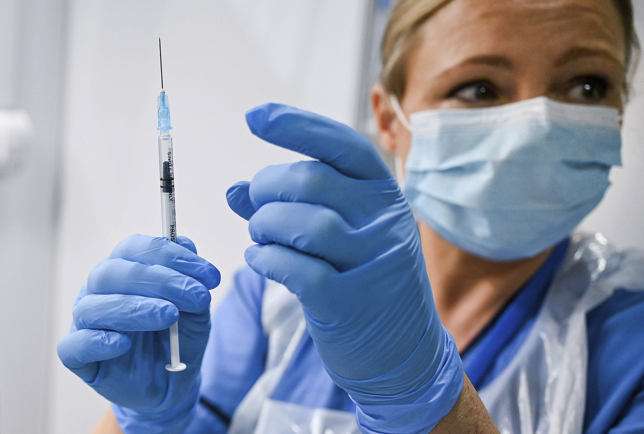 Клинические испытания вакцины. Вакцинация необычное фото. 3 Клинических испытаний вакцины. Врачи Швеции. Мед работник прививвается.