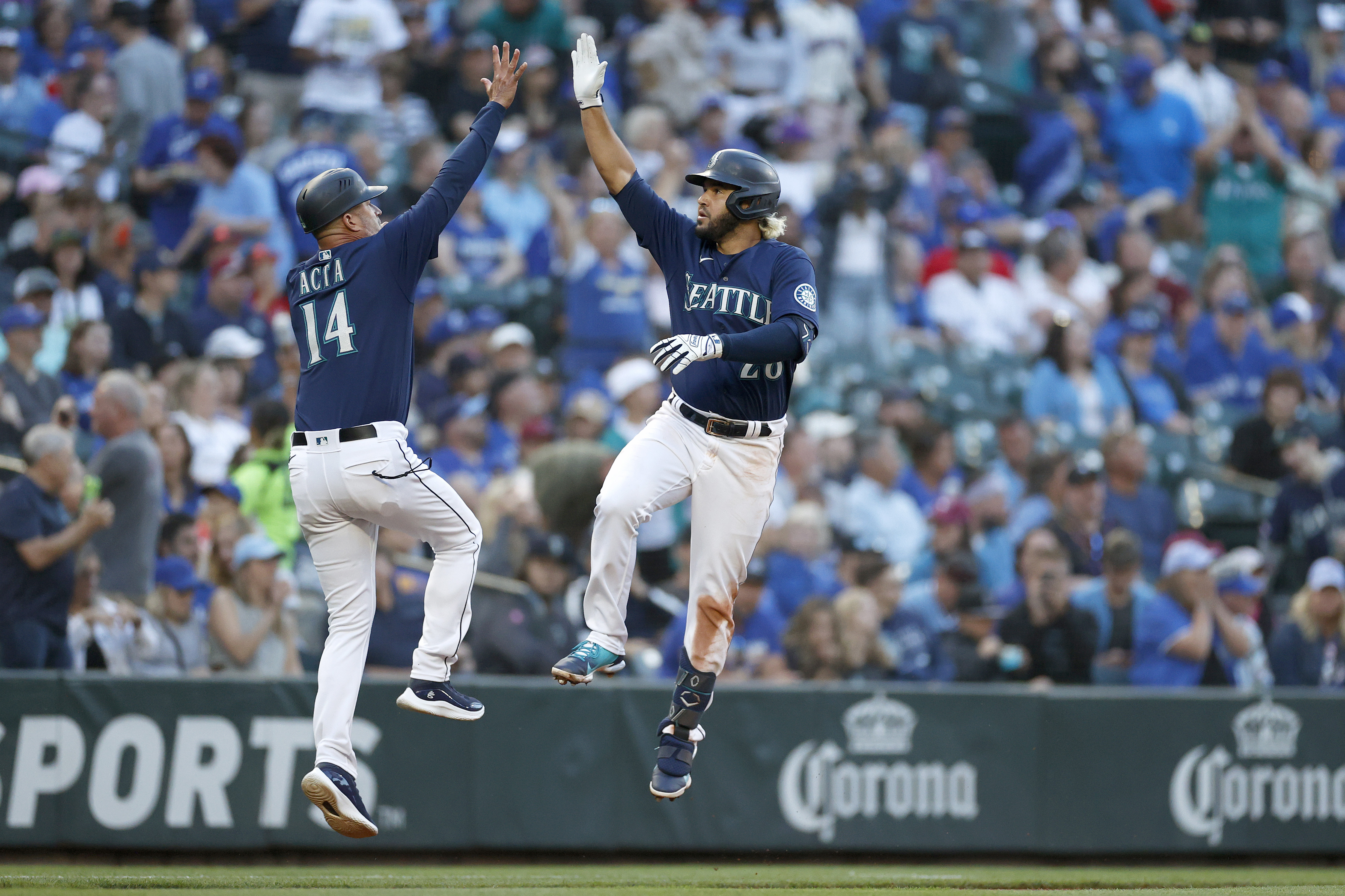 Eugenio Suarez's walkoff home run extends Mariners' win streak to