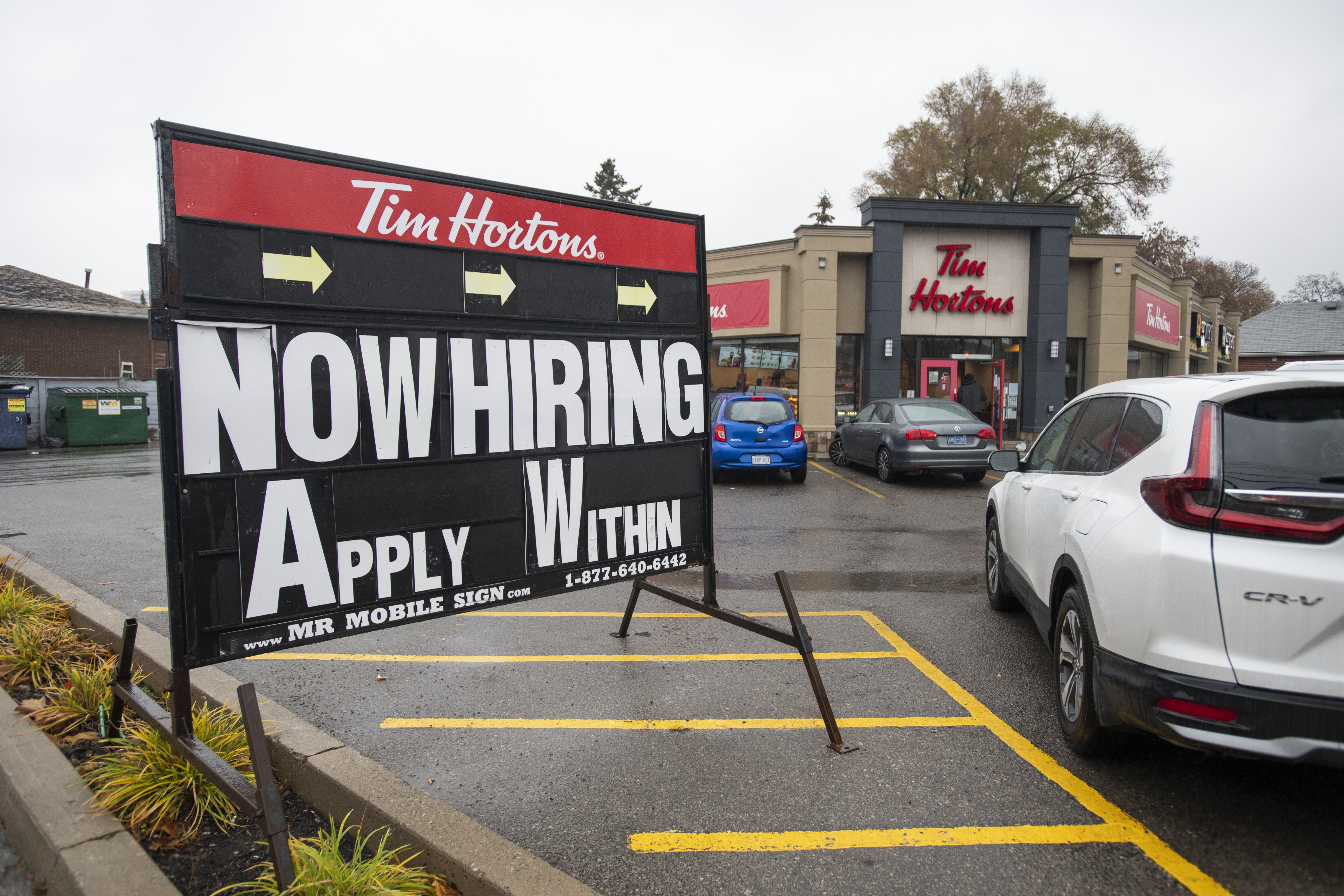 canada-sheds-jobs-again-but-unemployment-rate-holds-at-record-low-the-globe-and-mail